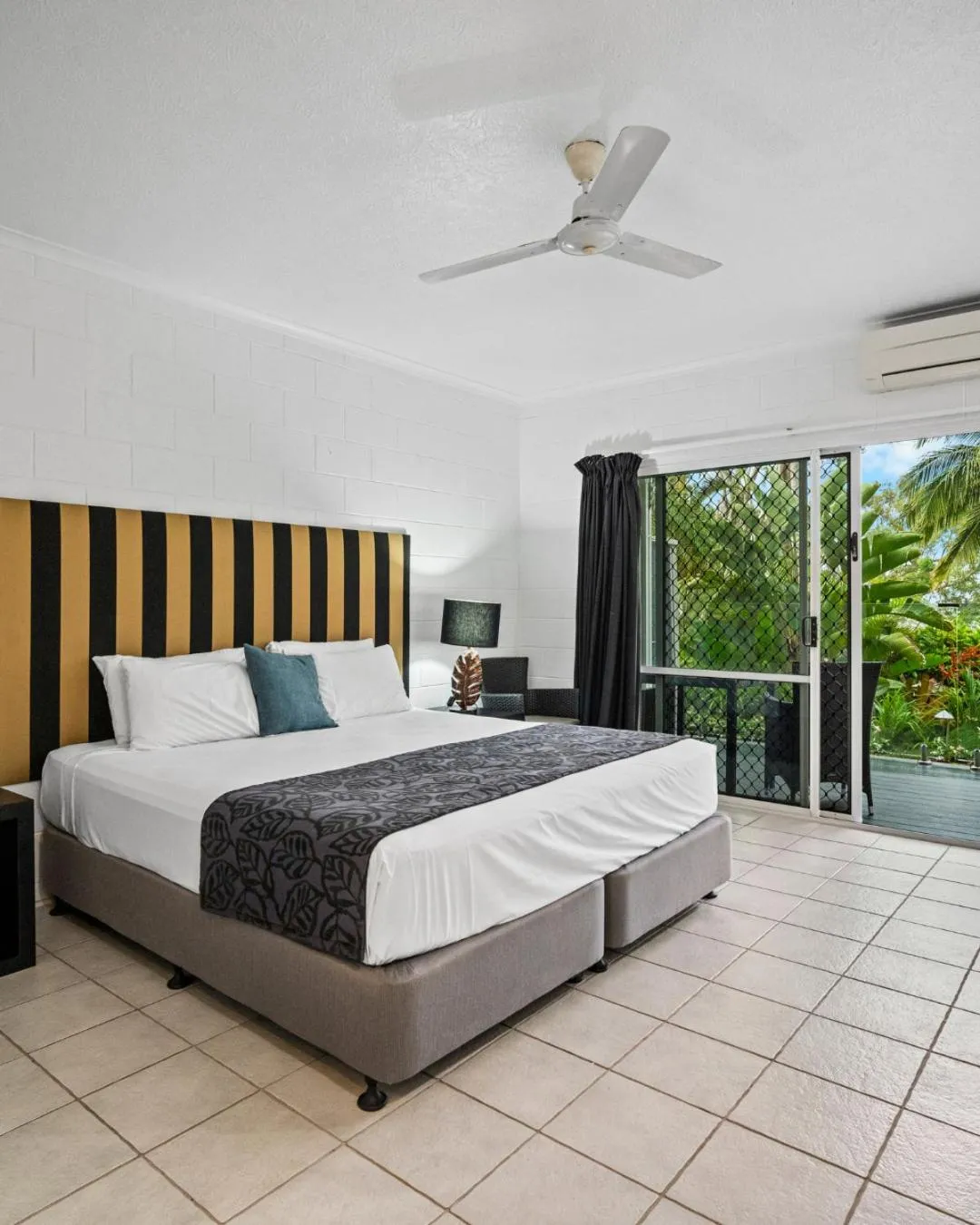 Bed in Colonial Palms Motor Inn