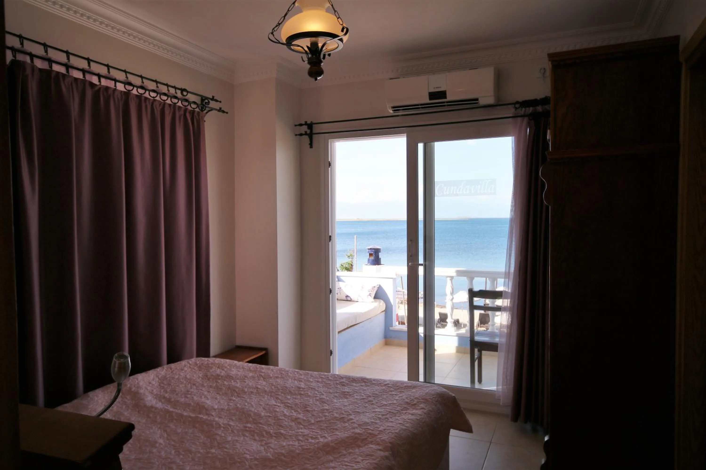 Balcony/Terrace, Bed in Cundavilla Hotel & Suites