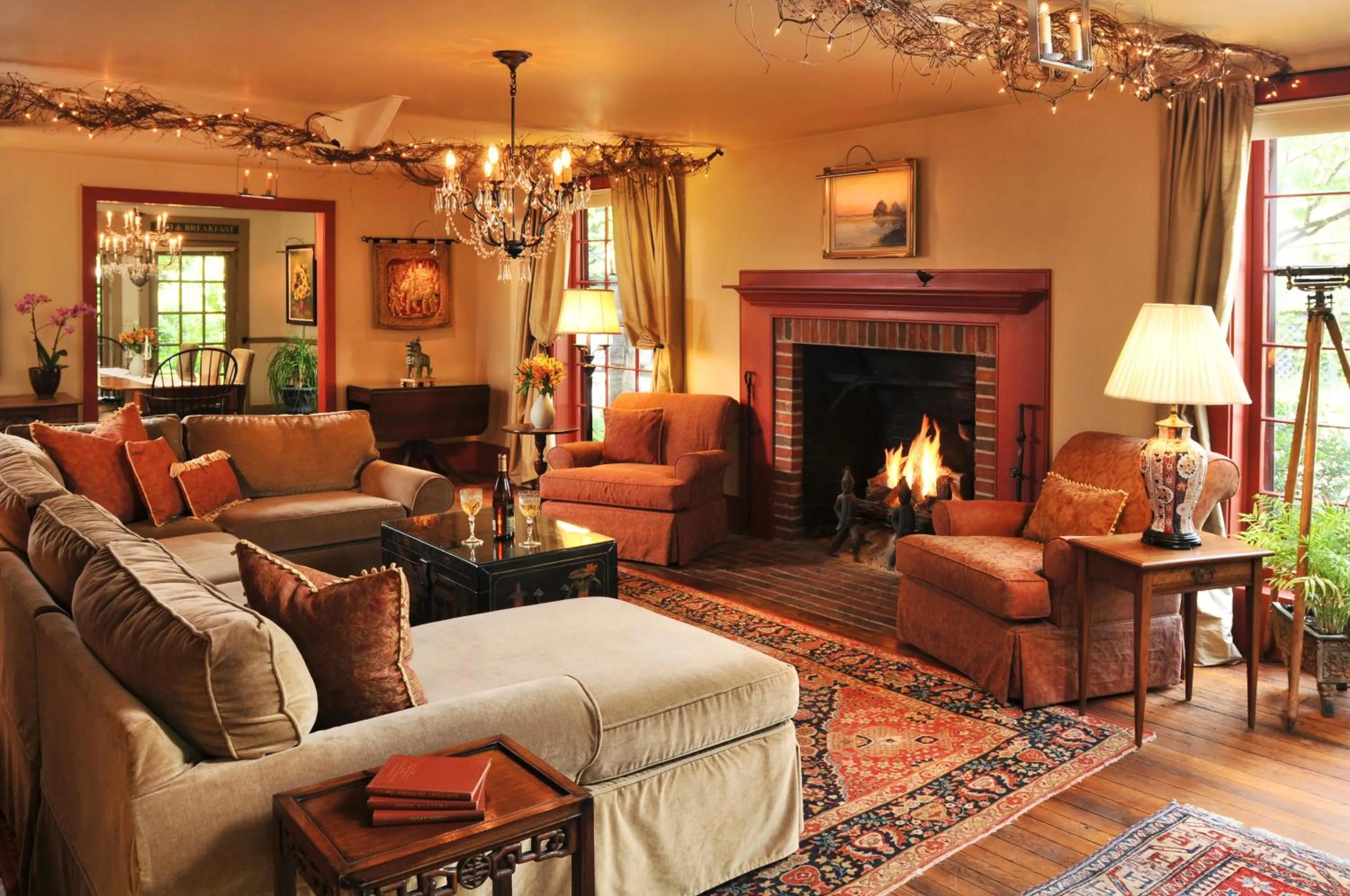 Living room in 1795 Acorn Inn Bed and Breakfast