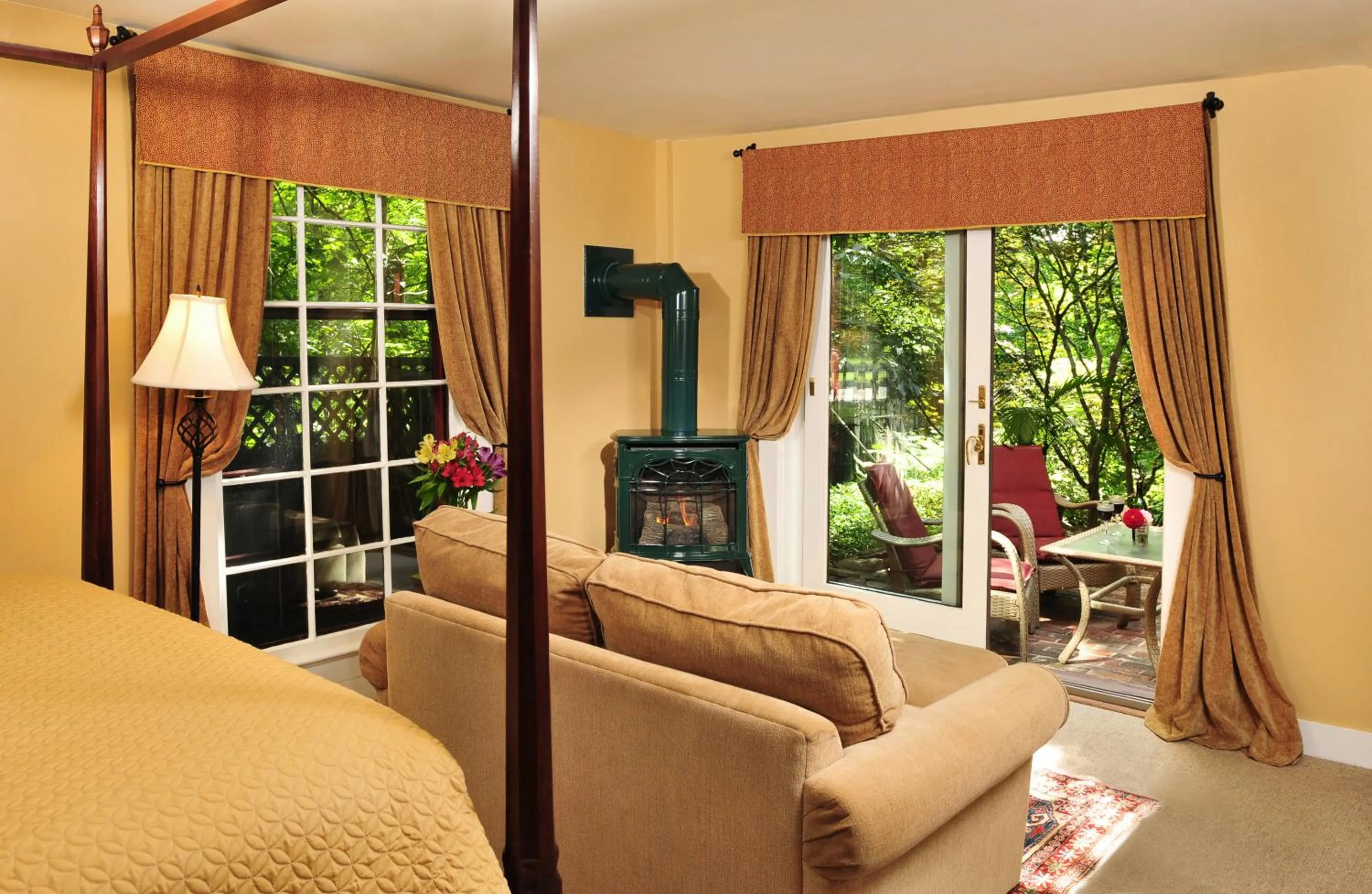 Seating area in 1795 Acorn Inn Bed and Breakfast