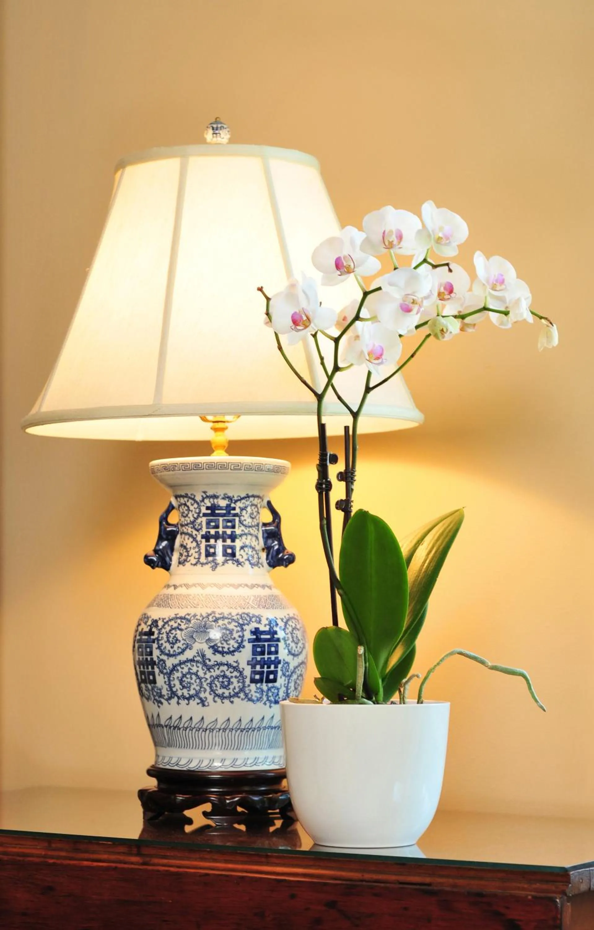 Decorative detail in 1795 Acorn Inn Bed and Breakfast