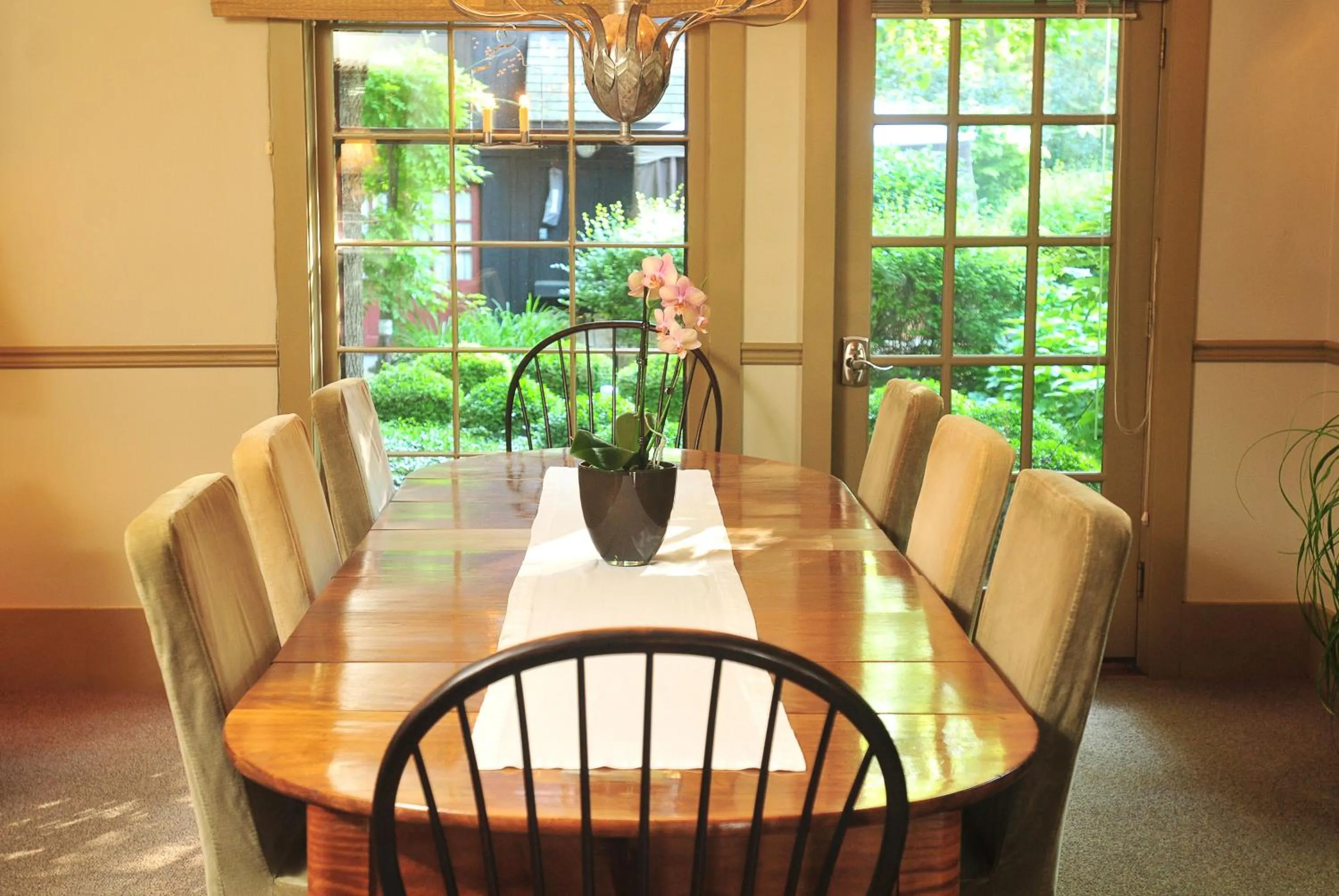 Dining area in 1795 Acorn Inn Bed and Breakfast