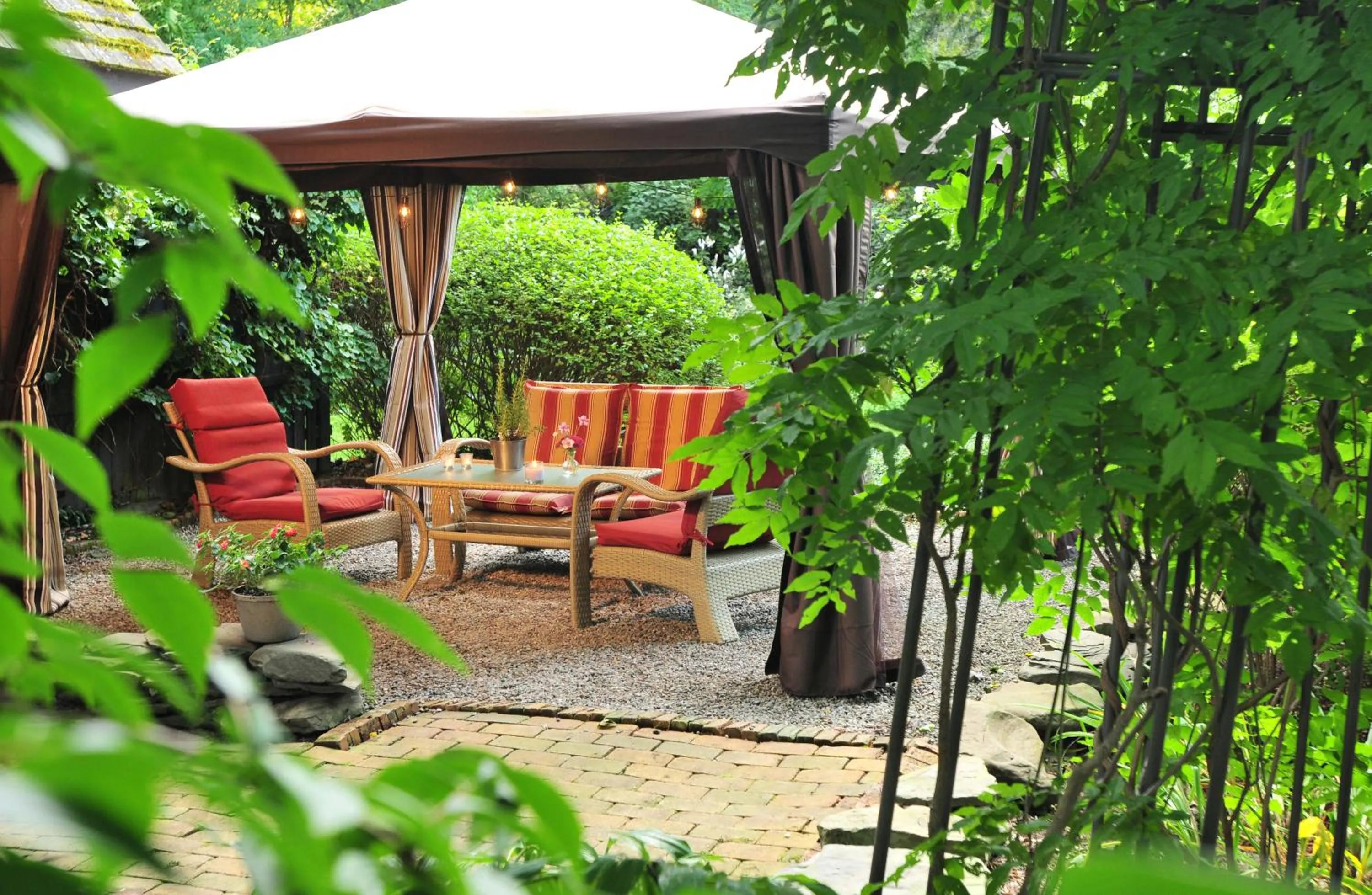 Garden in 1795 Acorn Inn Bed and Breakfast