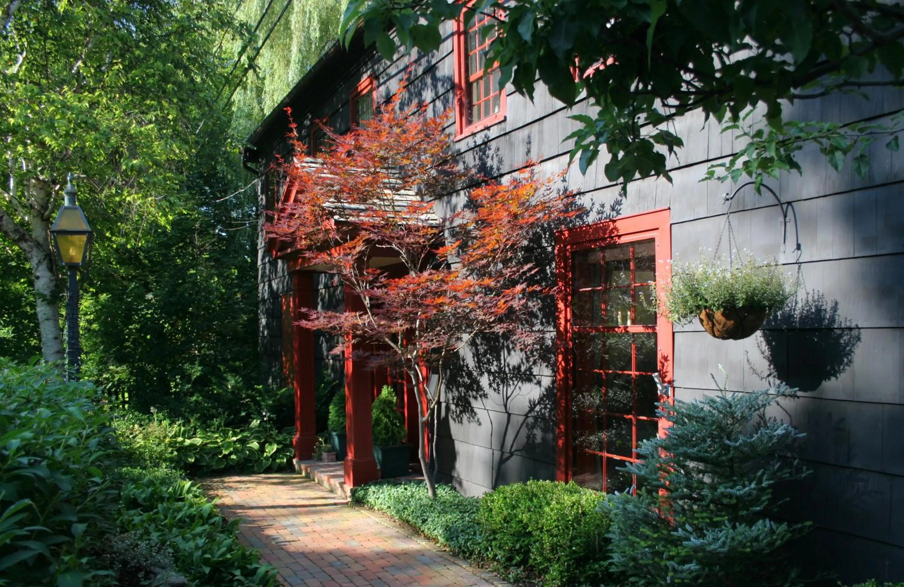 Property building in 1795 Acorn Inn Bed and Breakfast