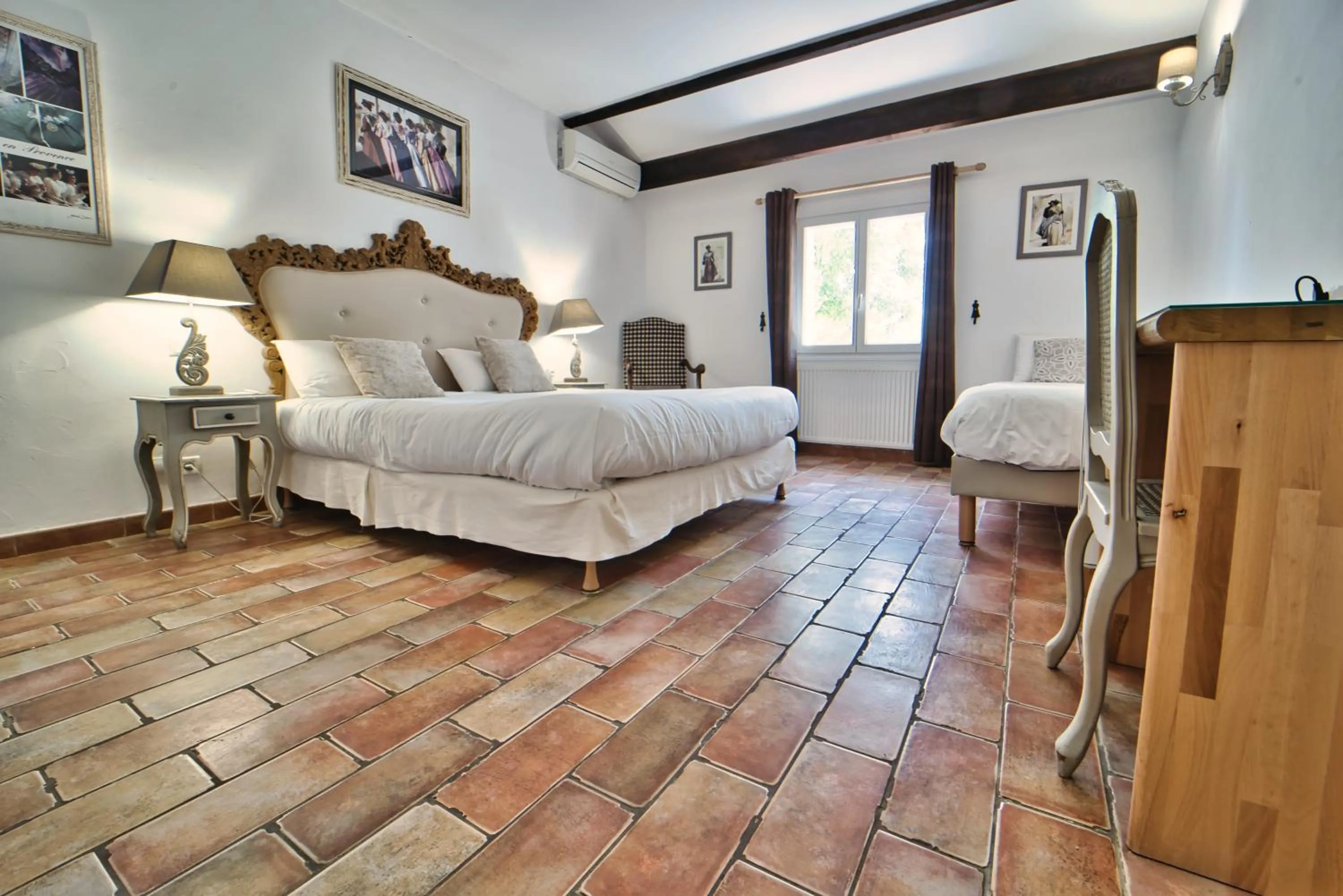 Photo of the whole room, Bed in Mas De Calabrun