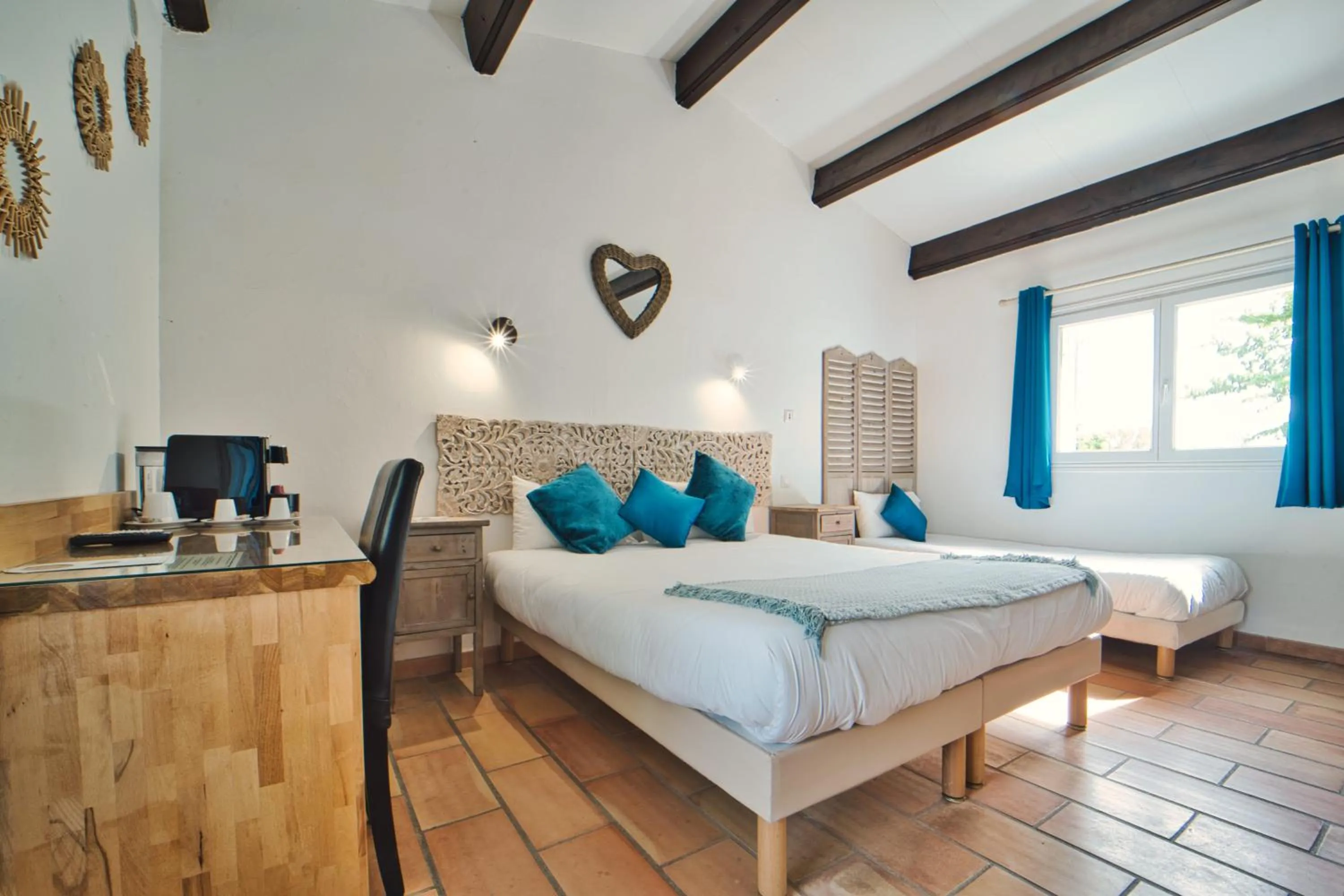 Photo of the whole room, Bed in Mas De Calabrun
