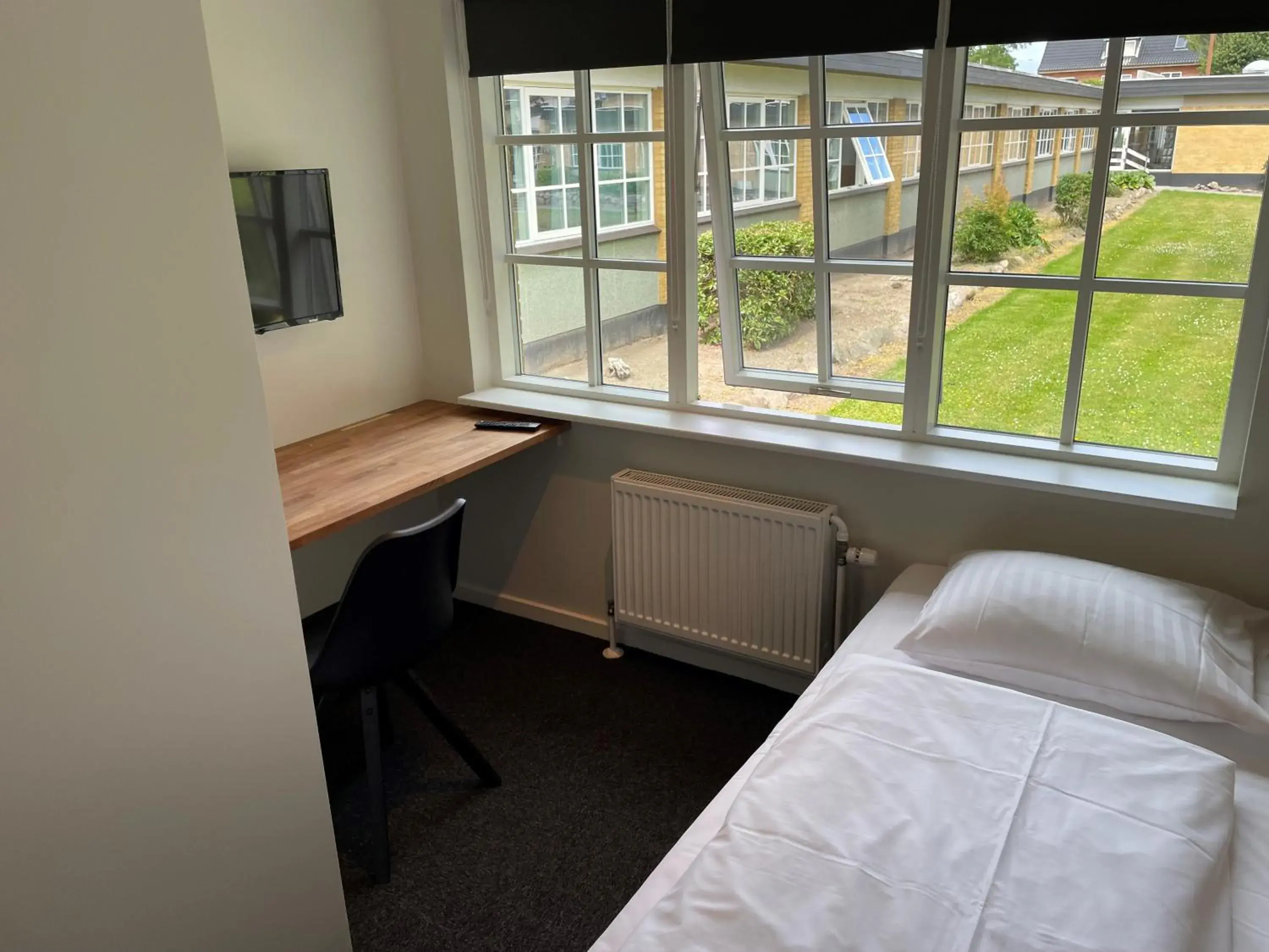 Single Room with Private Bathroom - single occupancy in Blommenslyst Kro Single Room with Private Bathroom - single occupancy in Blommenslyst Kro