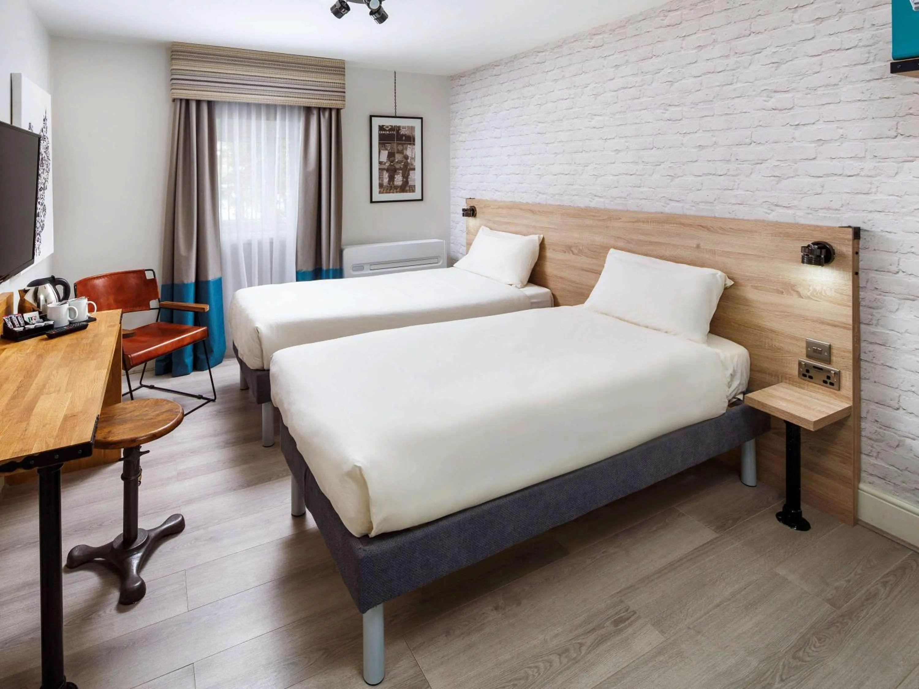 Photo of the whole room in ibis Styles Birmingham Oldbury