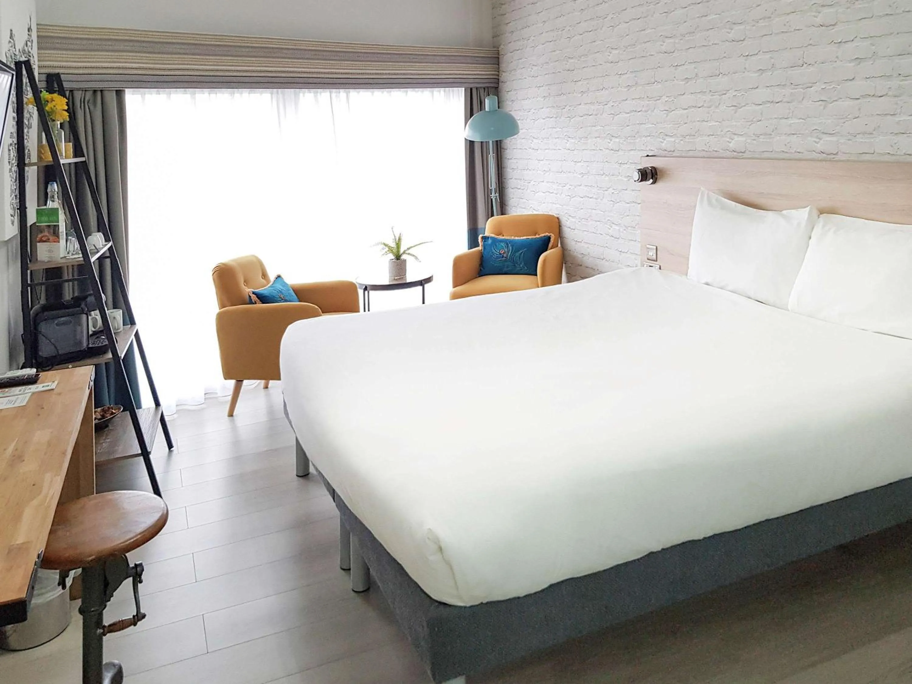 Photo of the whole room in ibis Styles Birmingham Oldbury