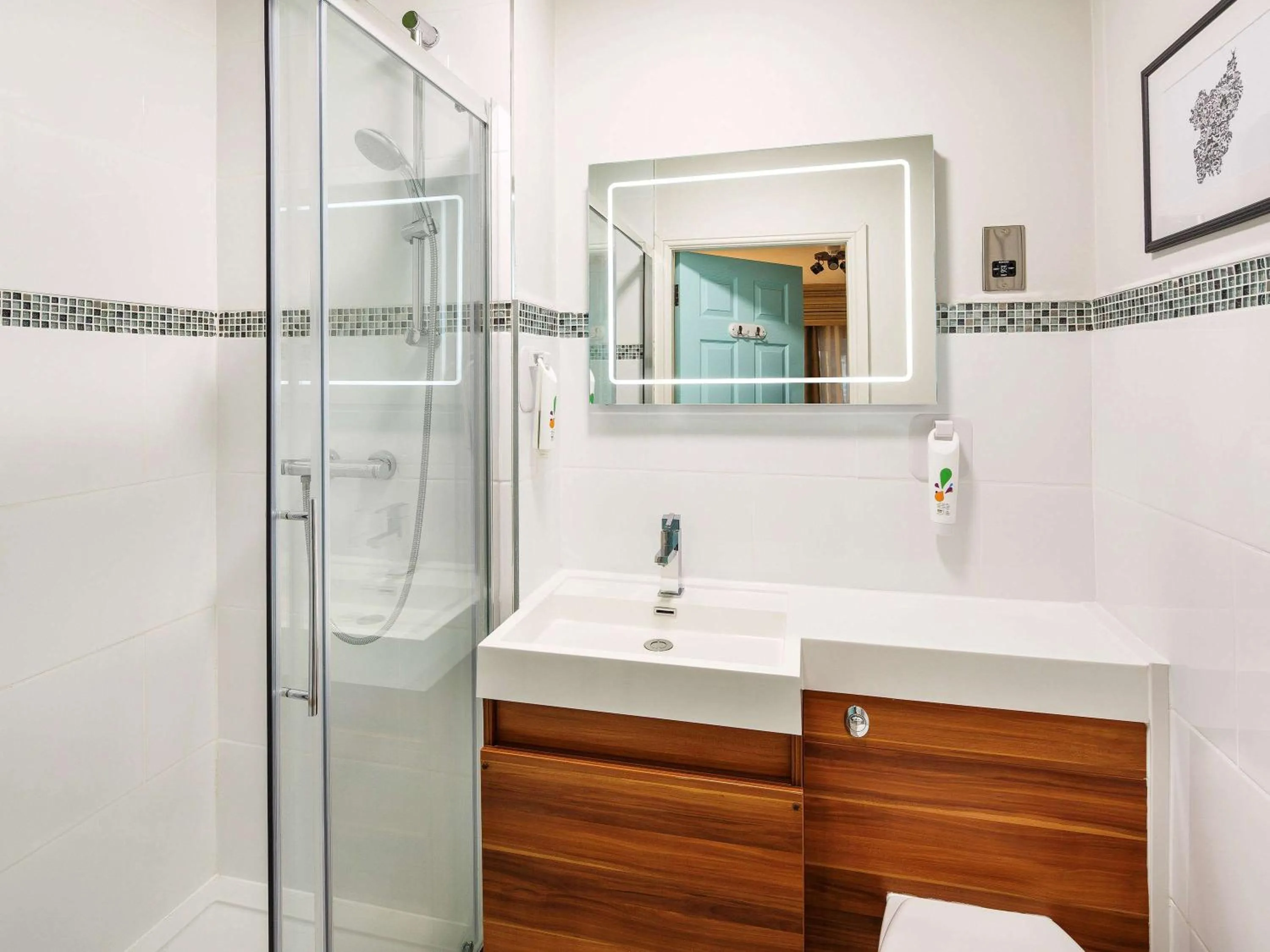 Photo of the whole room, Bathroom in ibis Styles Birmingham Oldbury