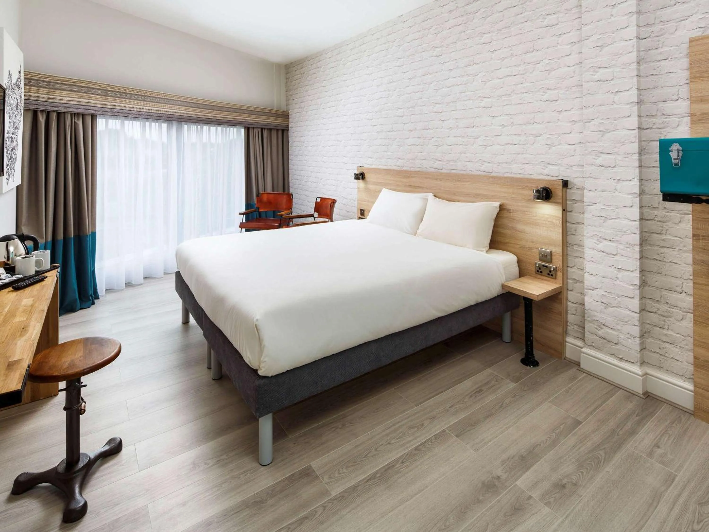 Photo of the whole room in ibis Styles Birmingham Oldbury