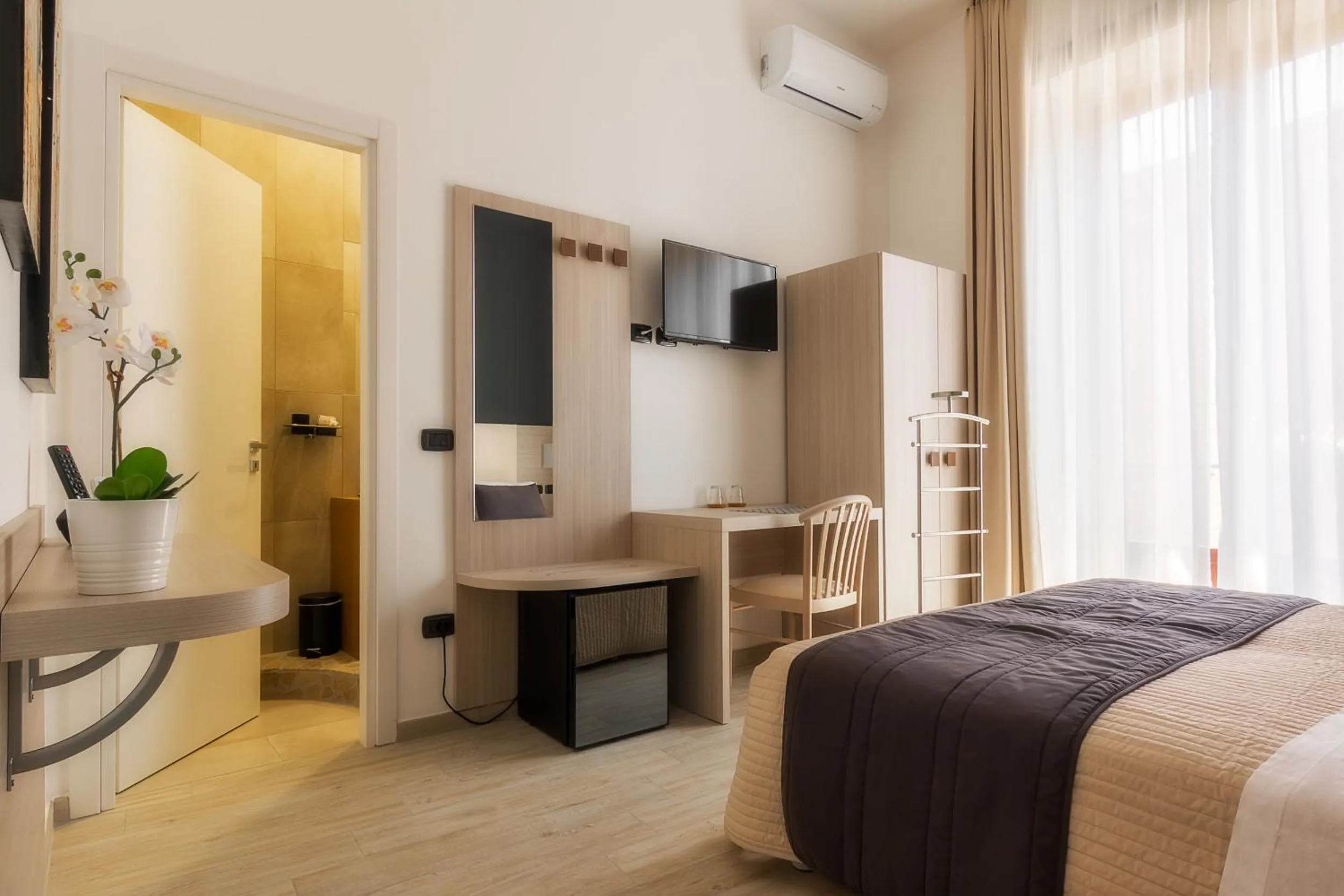 Toilet, Bed in B&B Mariella's House