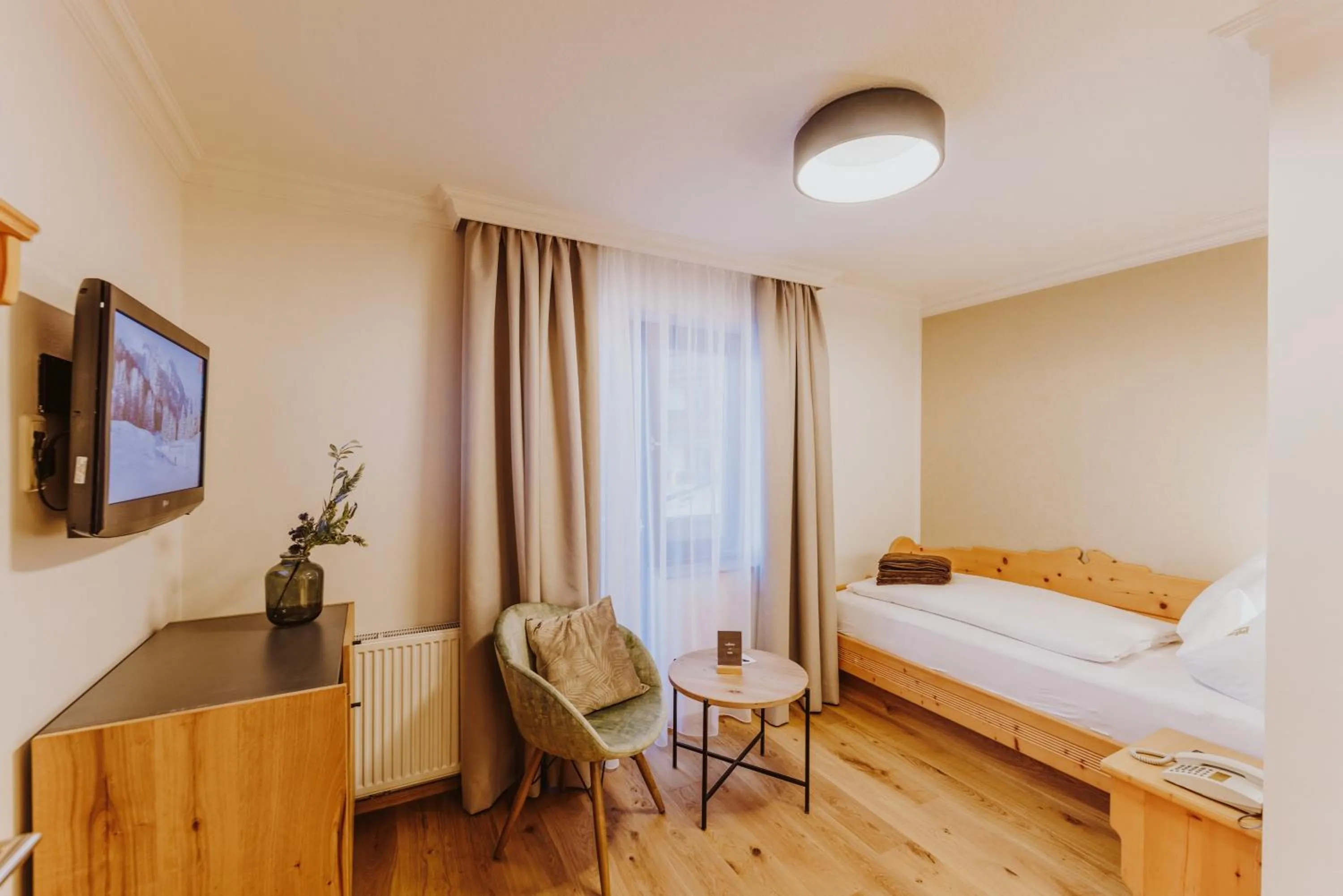 Photo of the whole room, Bed in Verwöhnhotel Berghof