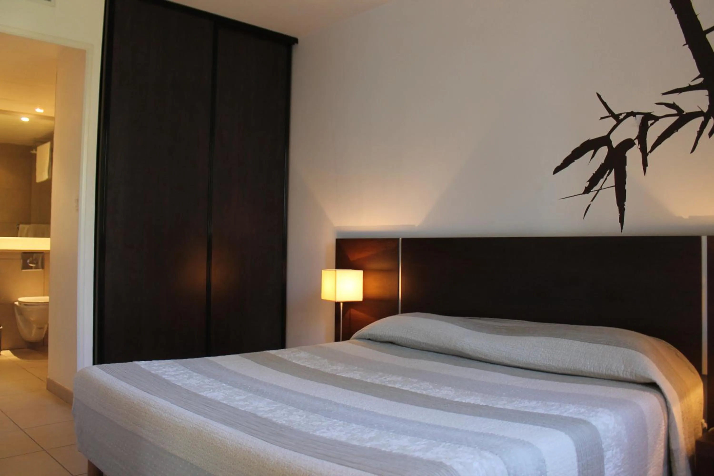 Photo of the whole room, Bed in Residence Services Calypso Calanques Plage