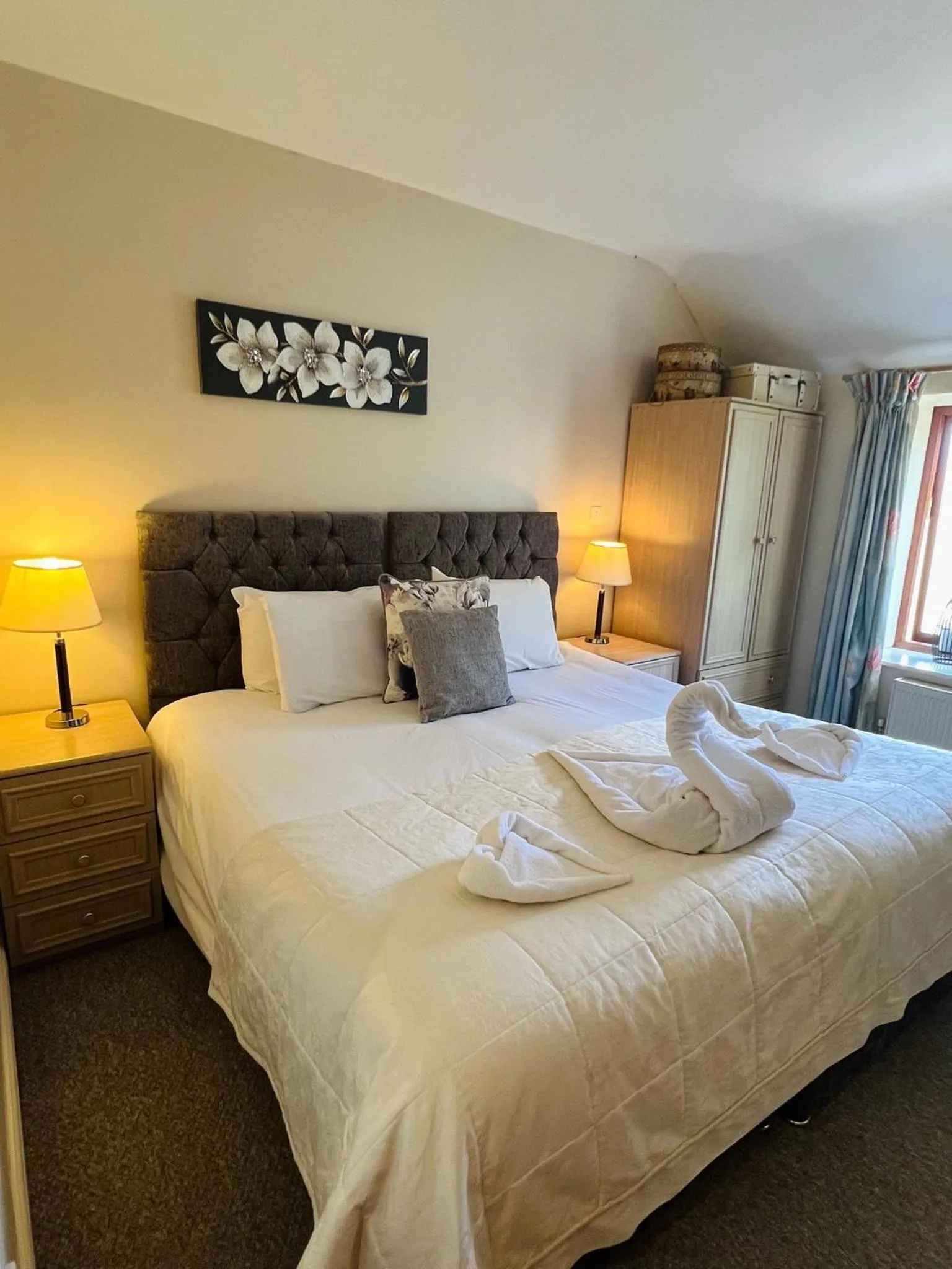 Bed in Cottage Lea's Country Hotel & Restaurant