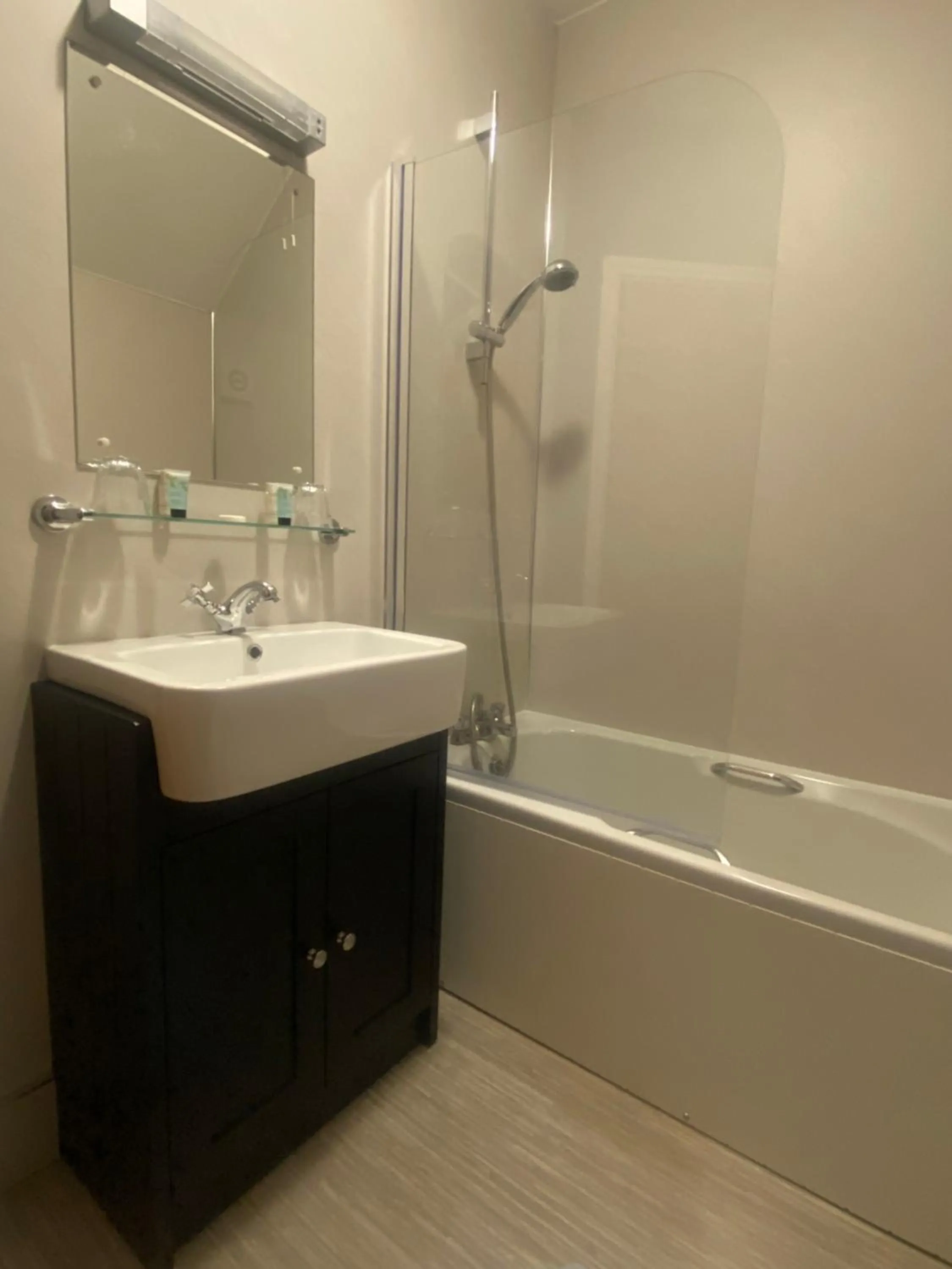 Shower in Cottage Lea's Country Hotel & Restaurant