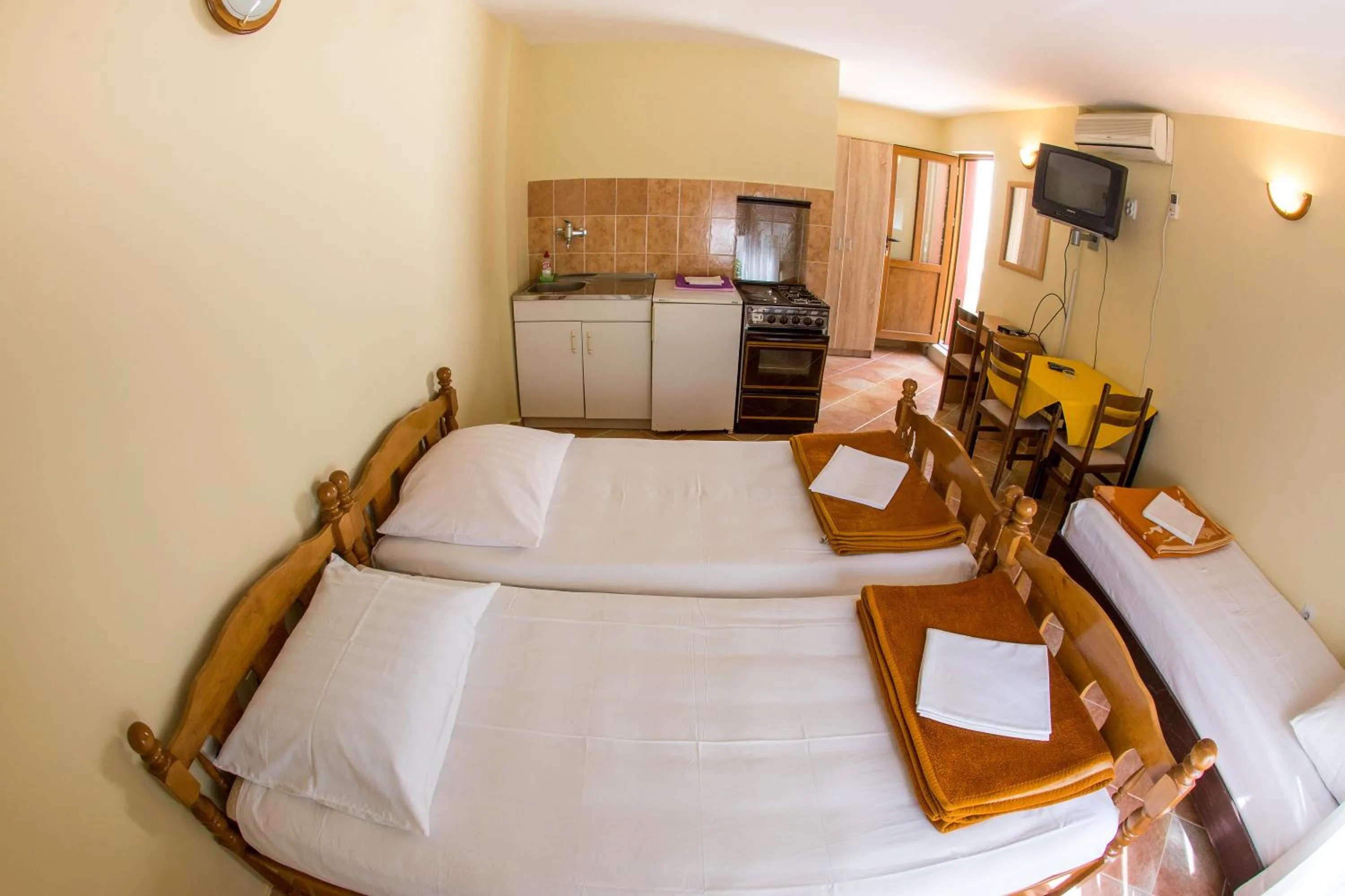 Kitchen or kitchenette, Bed in Guesthouse Blue Coast