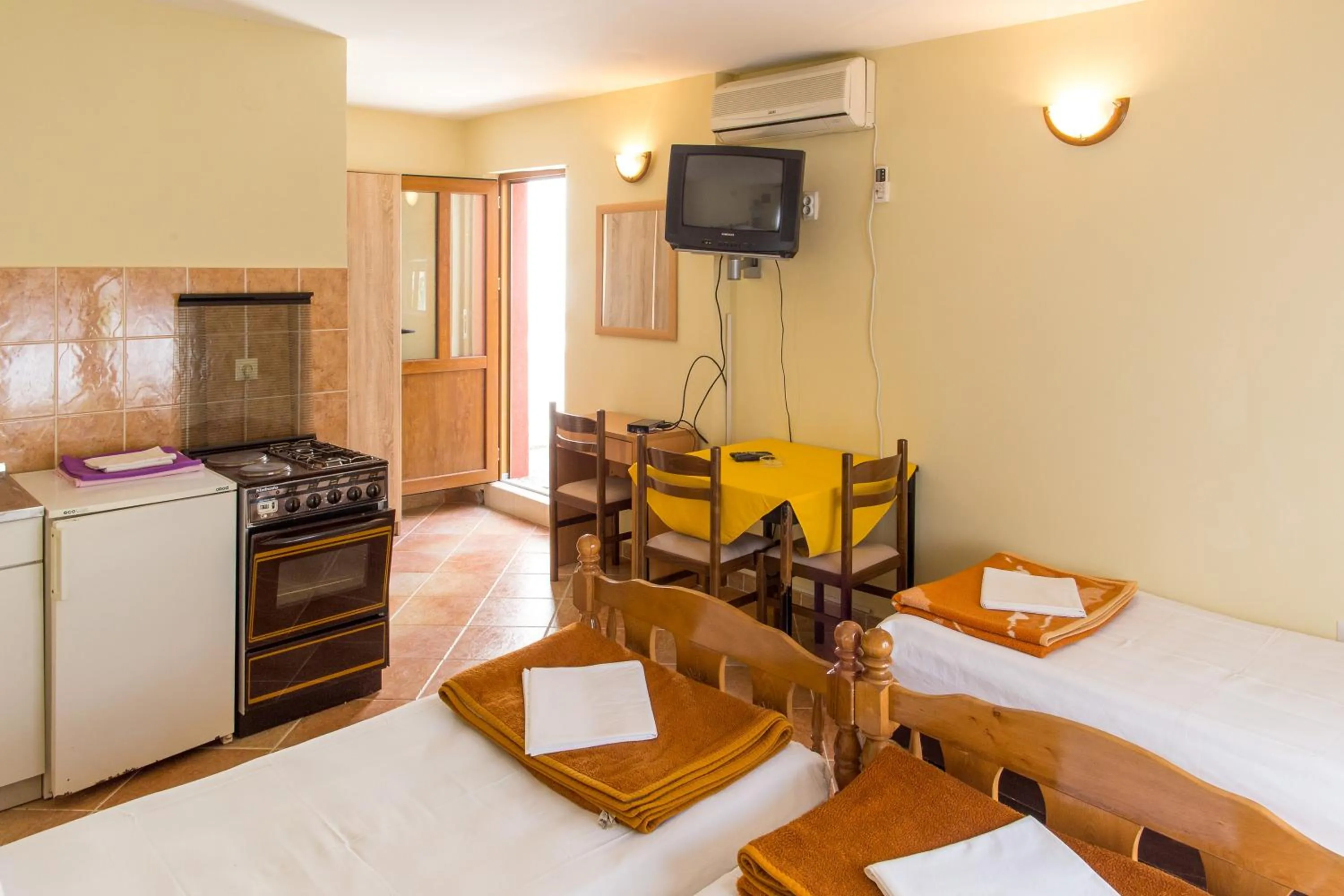 Kitchen or kitchenette, Bed in Guesthouse Blue Coast