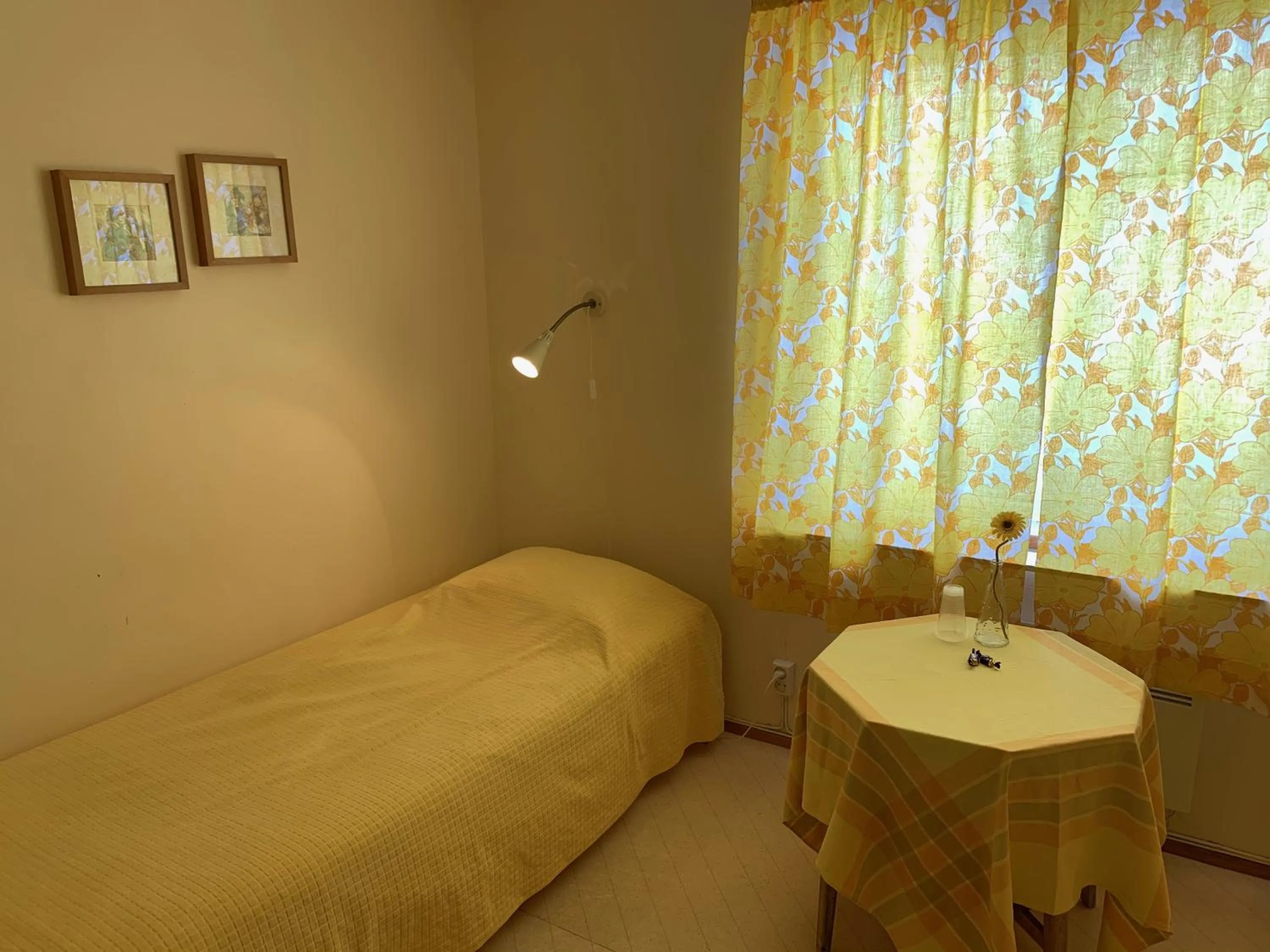 Photo of the whole room, Bed in Hotel Hetan Majatalo