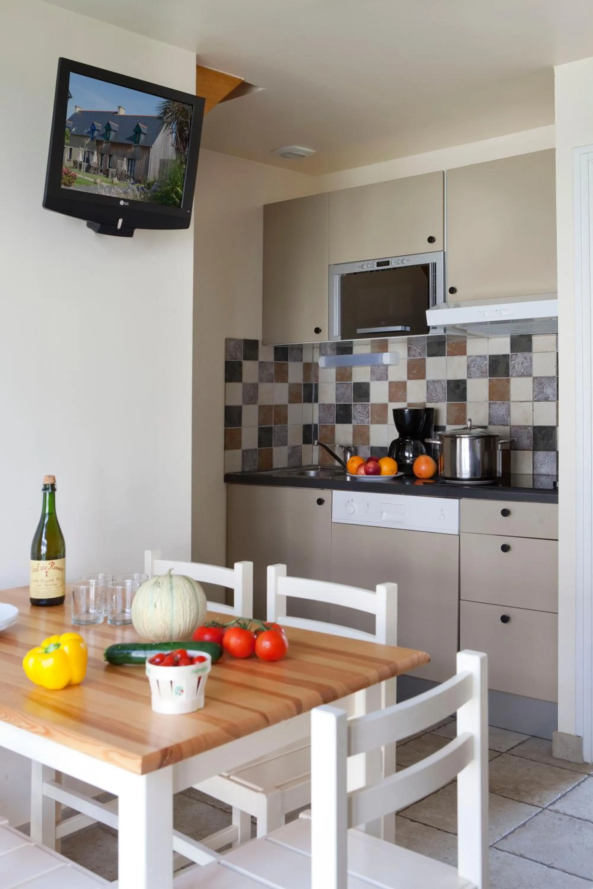 Kitchen or kitchenette in Le Village Cancalais