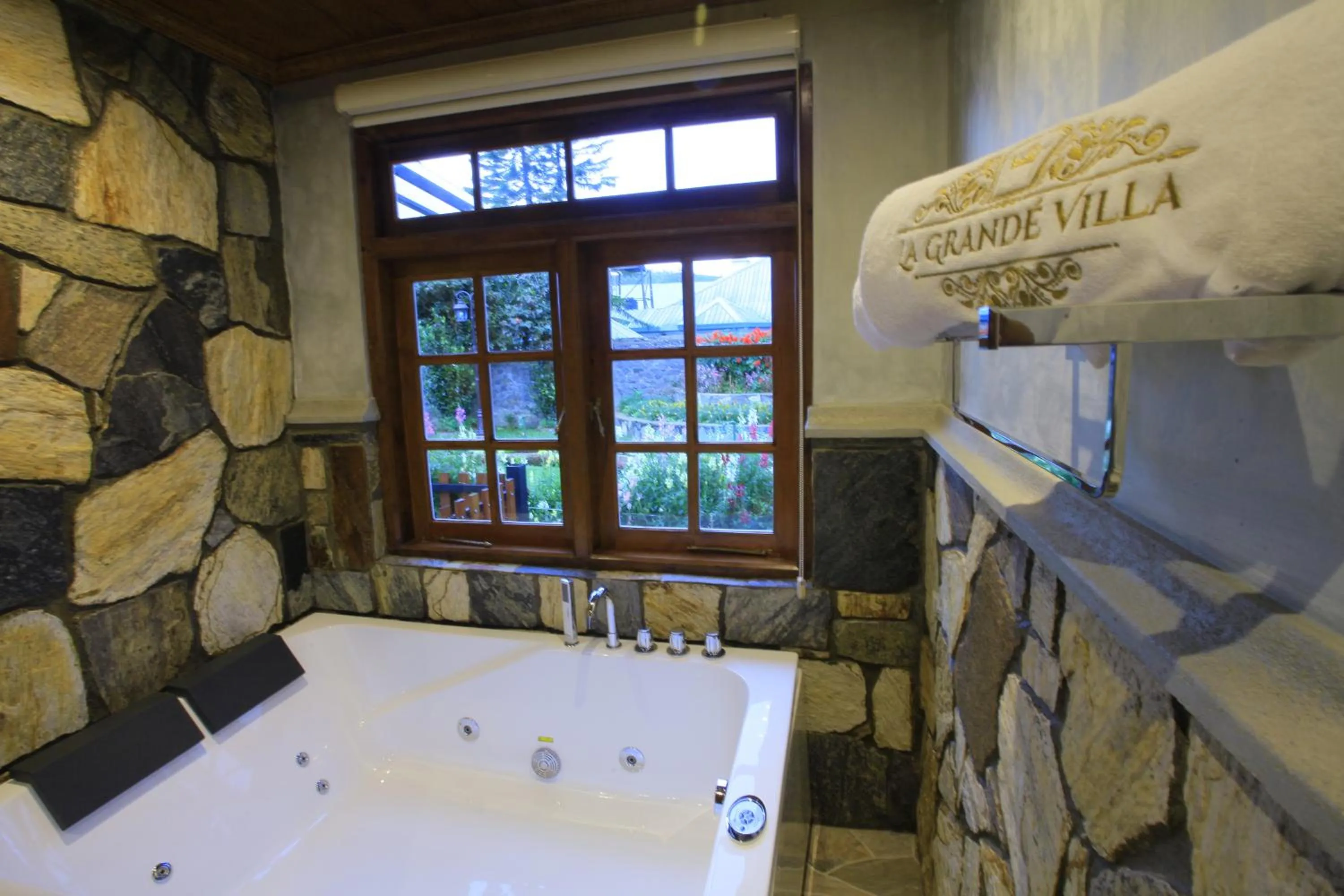 Hot Tub in La Grande Villa