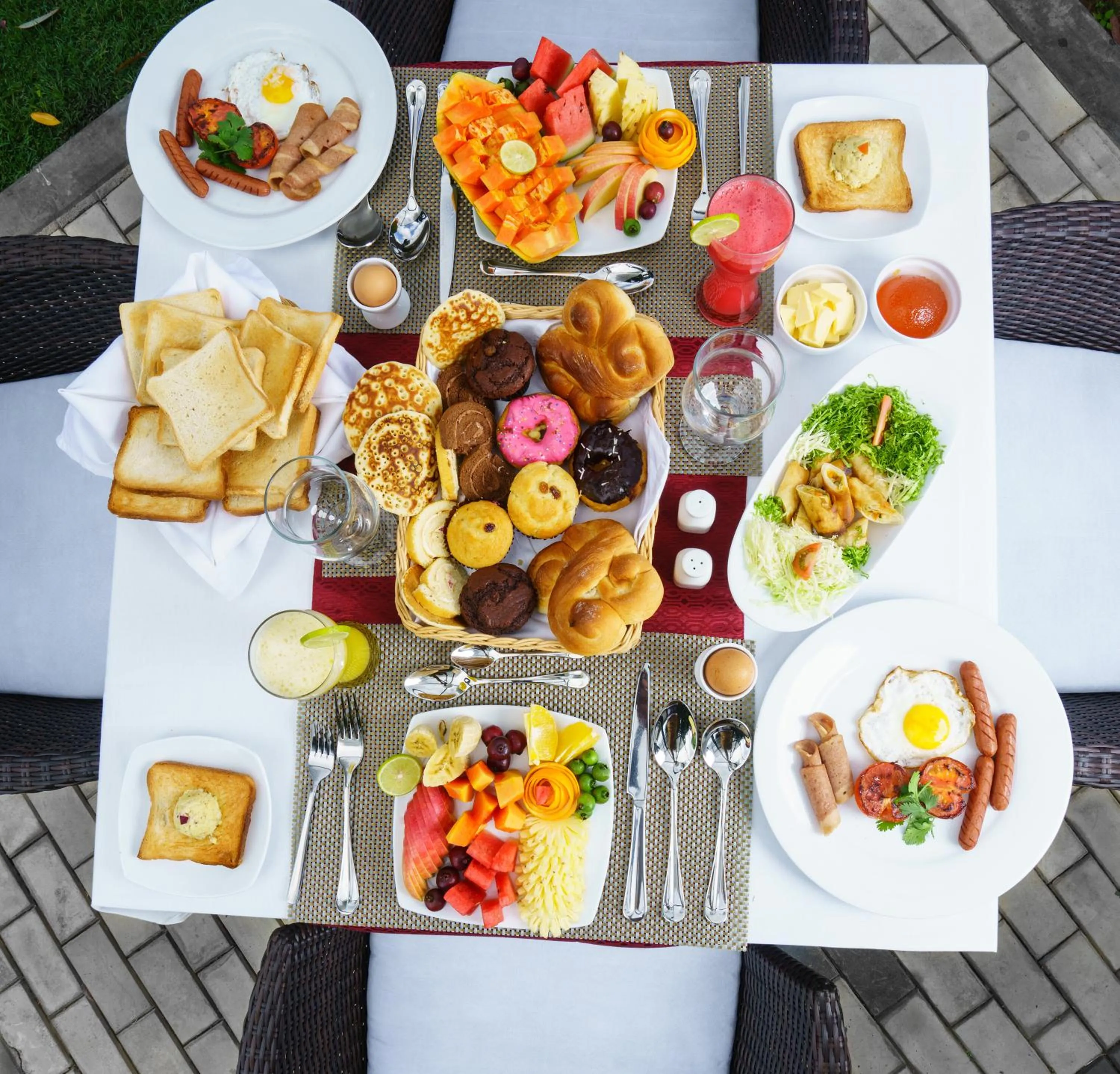 Breakfast in La Grande Villa