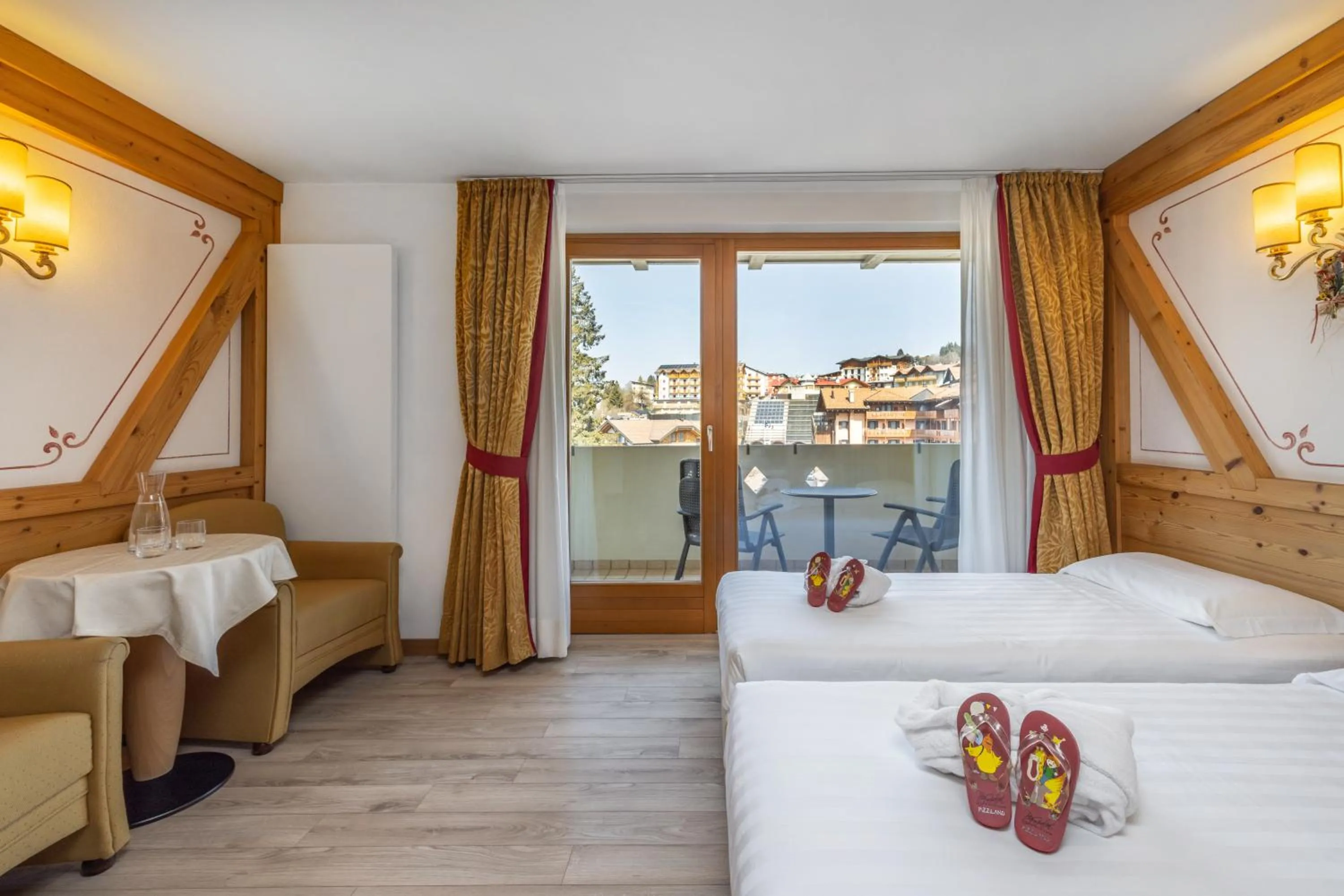 Balcony/Terrace, Bed in Piz Galin Grand Hotel Family & Wellness