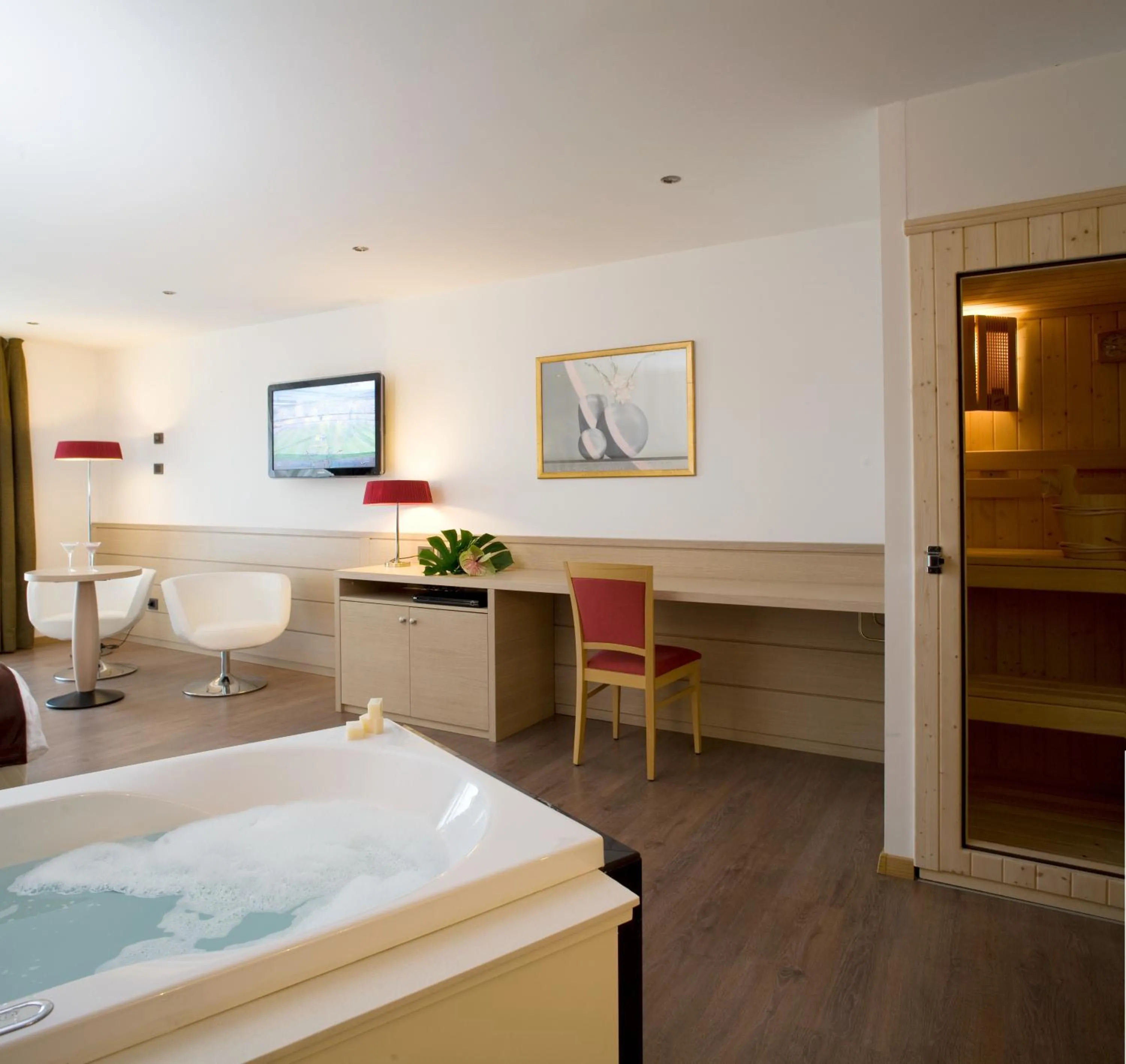 Hot Tub, Bed in Piz Galin Grand Hotel Family & Wellness