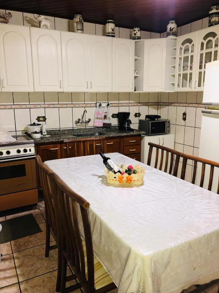 Kitchen or kitchenette in Chalé de Férias