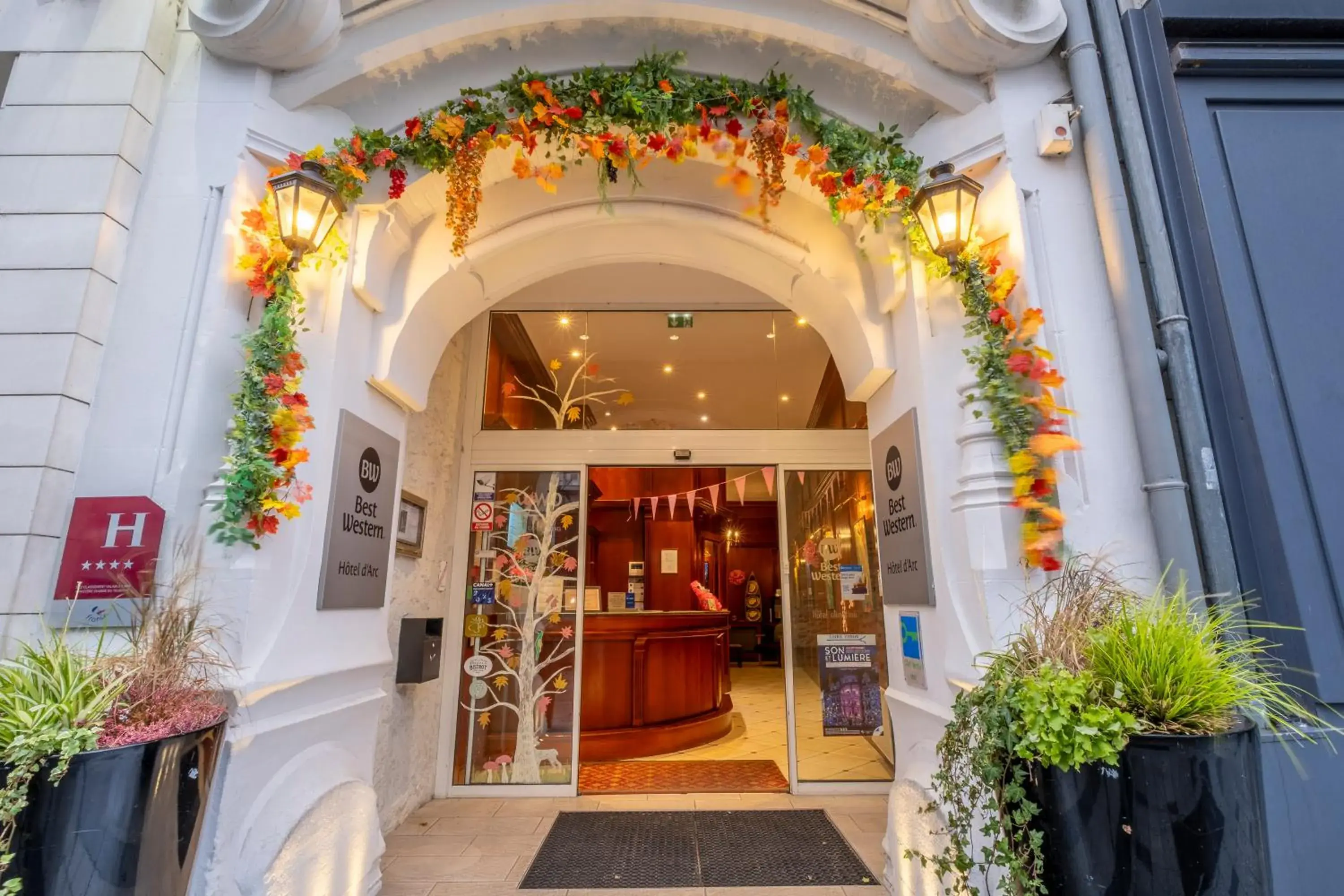 Property building in Best Western Hôtel d'Arc Property building in Best Western Hôtel d'Arc