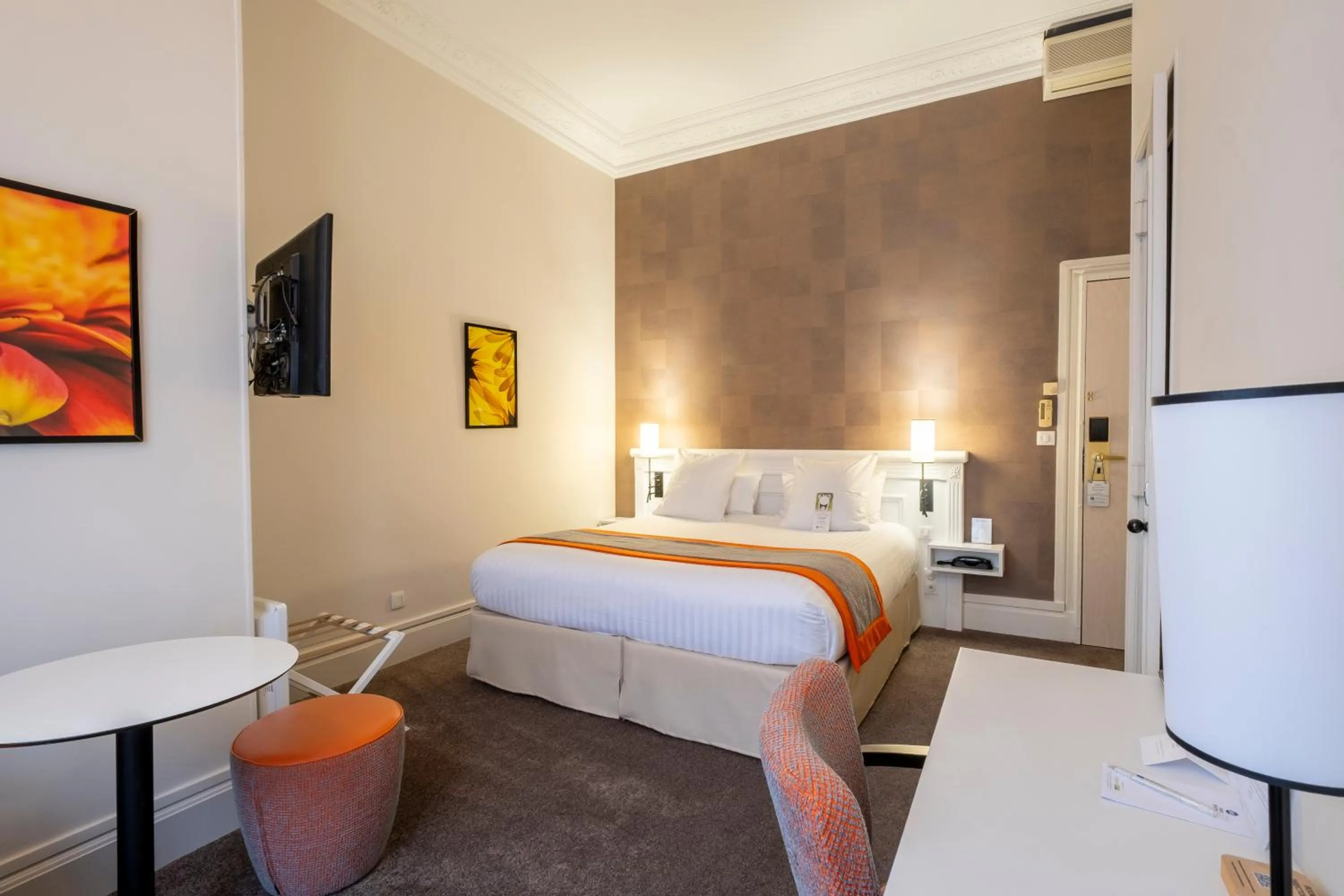 Photo of the whole room, Bed in Best Western Hôtel d'Arc