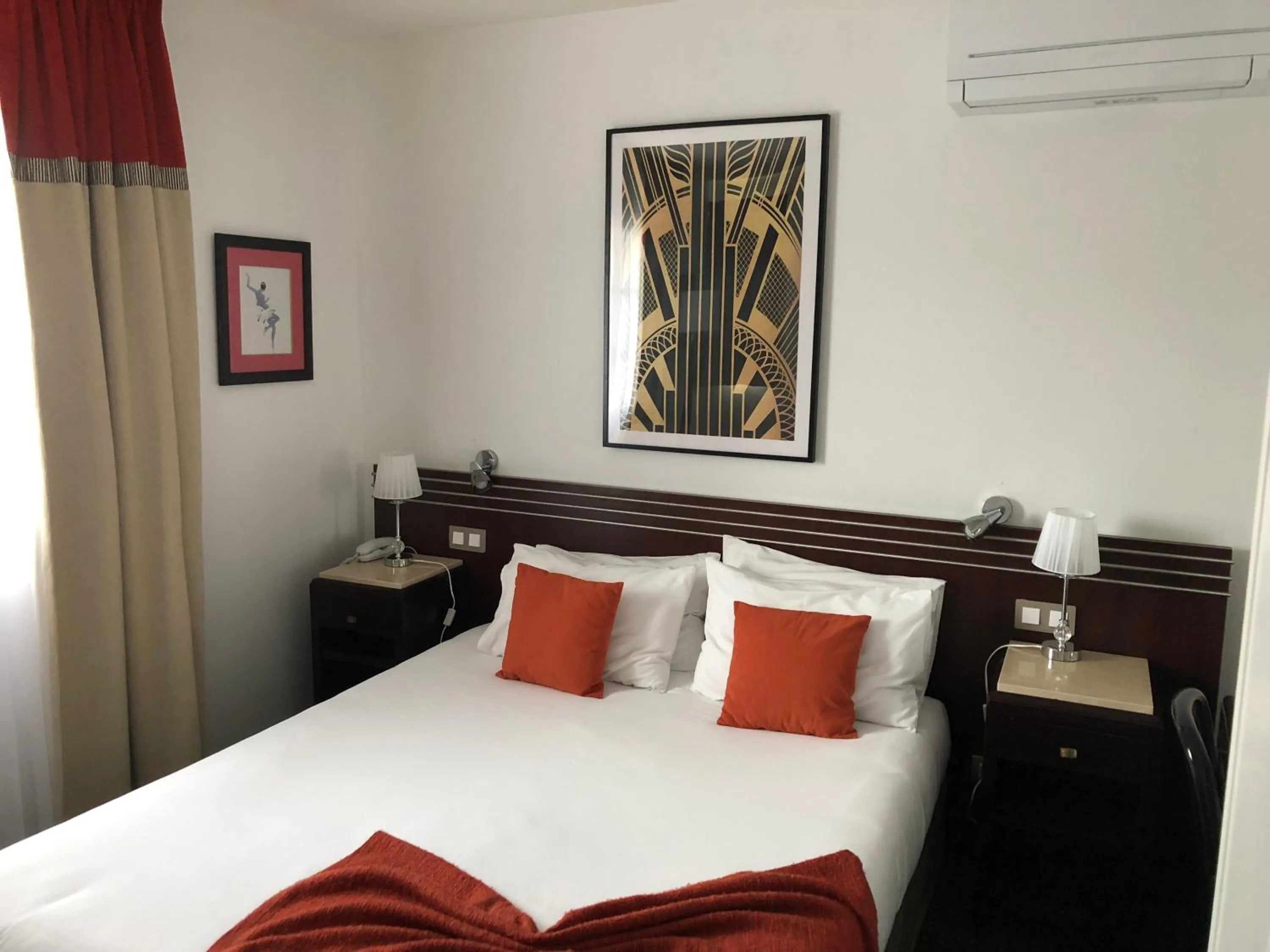 Photo of the whole room, Bed in Hôtel Ursula