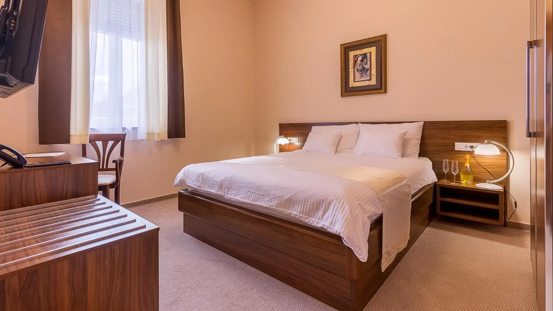 Hotel Maroon