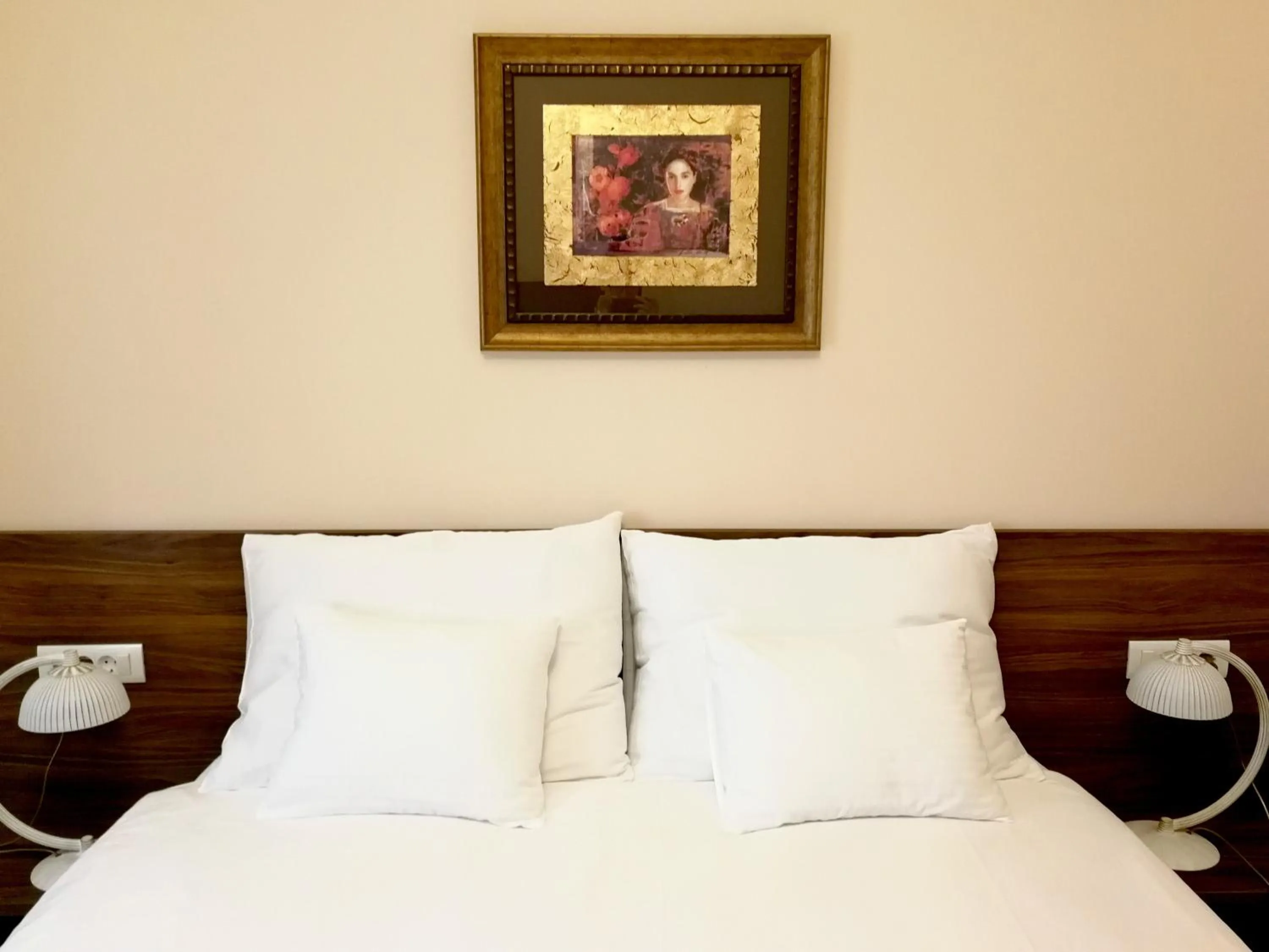 Hotel Maroon