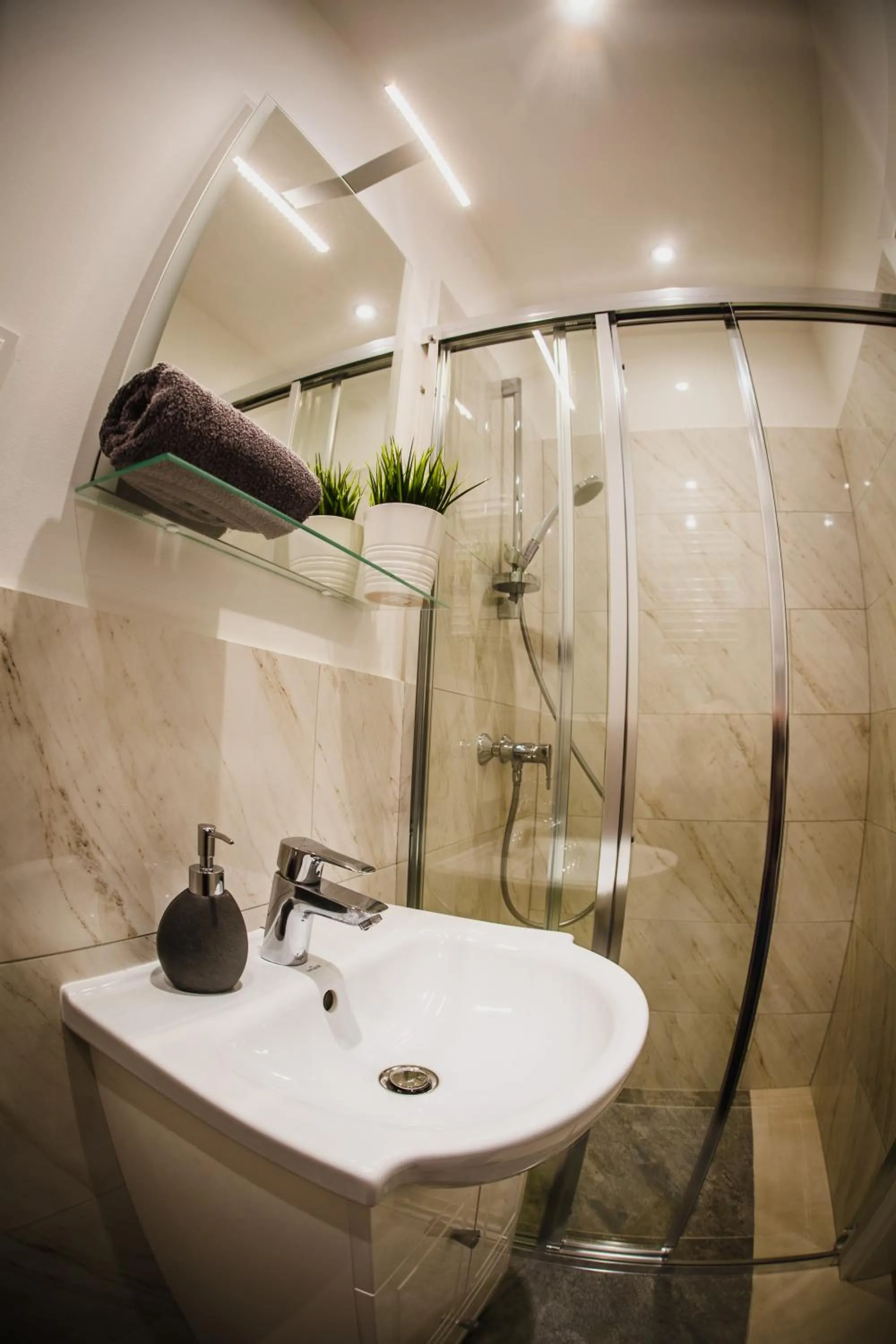 Shower in Angel House Aparthotel