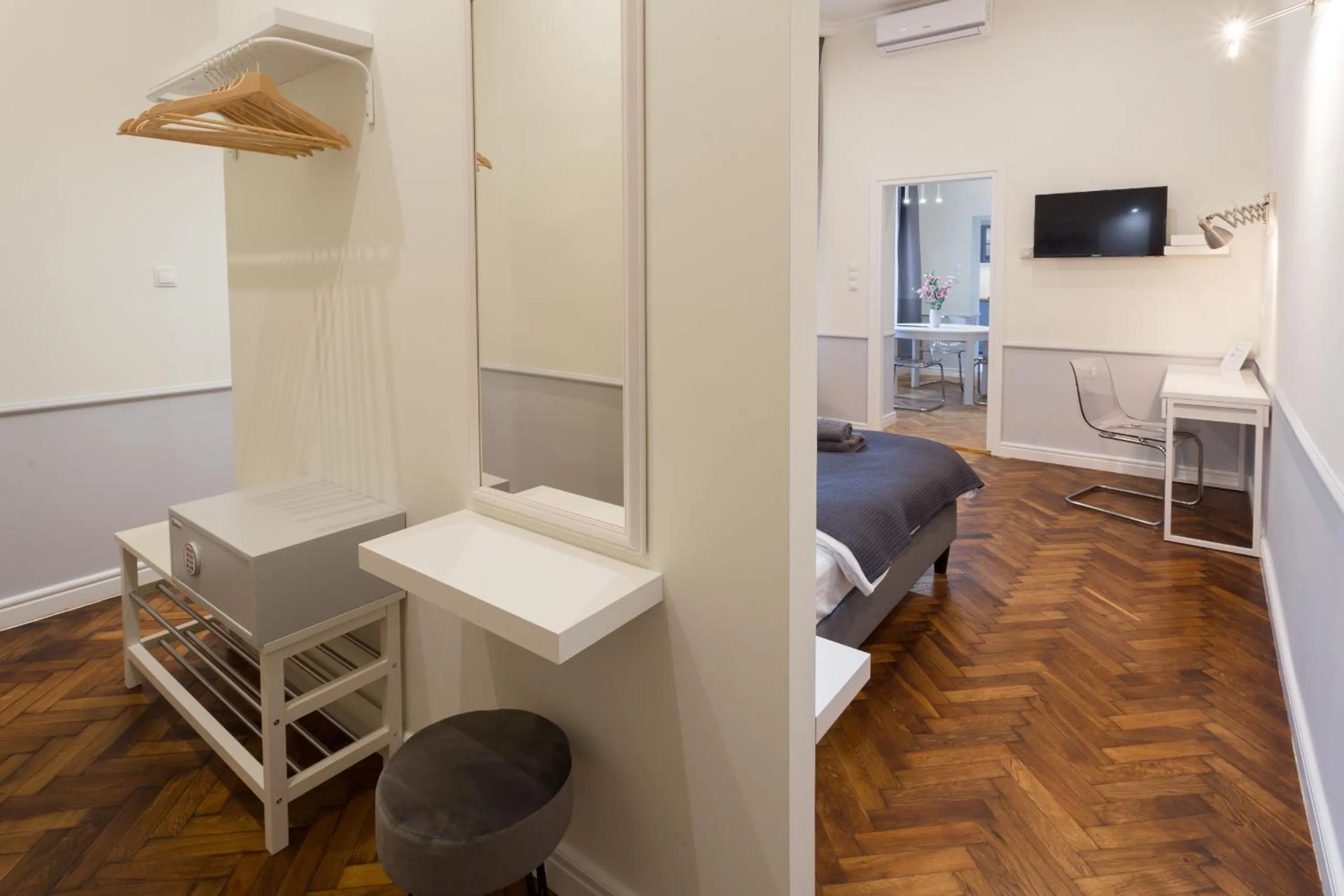 TV and multimedia in Angel House Aparthotel