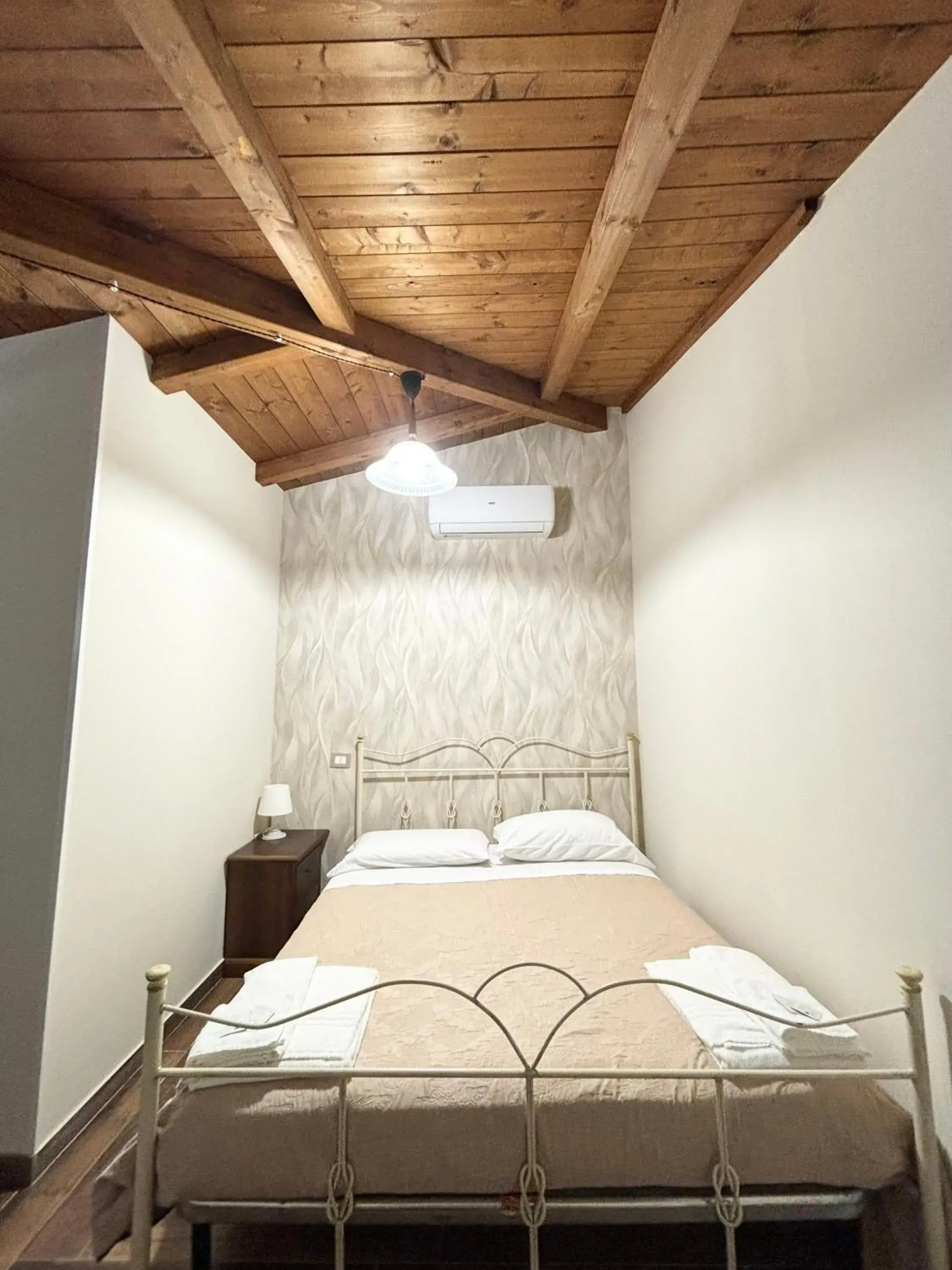 Triple Room with Private Bathroom - single occupancy in Rooms & Restaurant Il Castagneto Triple Room with Private Bathroom - single occupancy in Rooms & Restaurant Il Castagneto