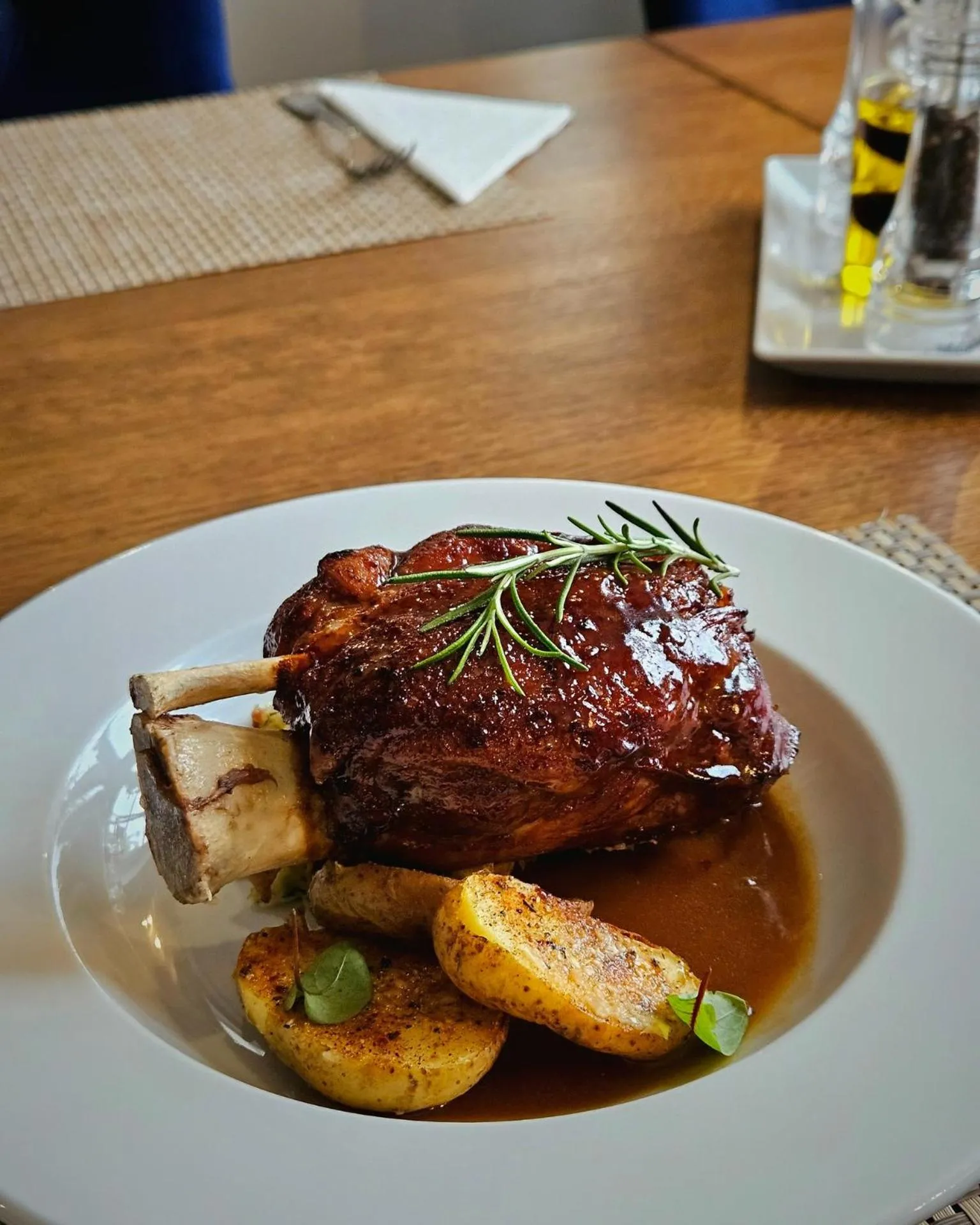 Restaurant/places to eat in Amax Boutique Hotel