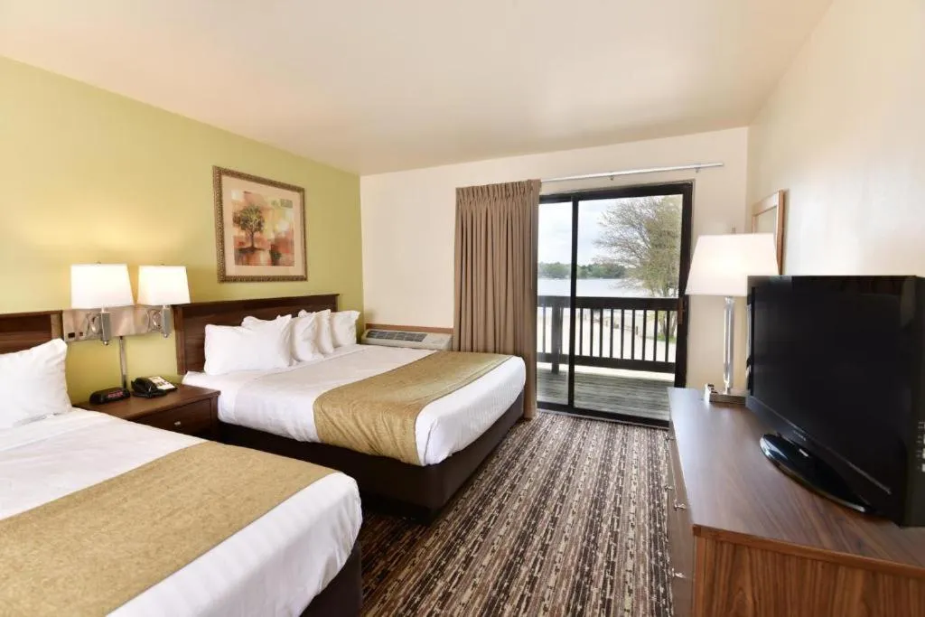 Double Queen Lakeview in Sunset Bay Resort & Suites