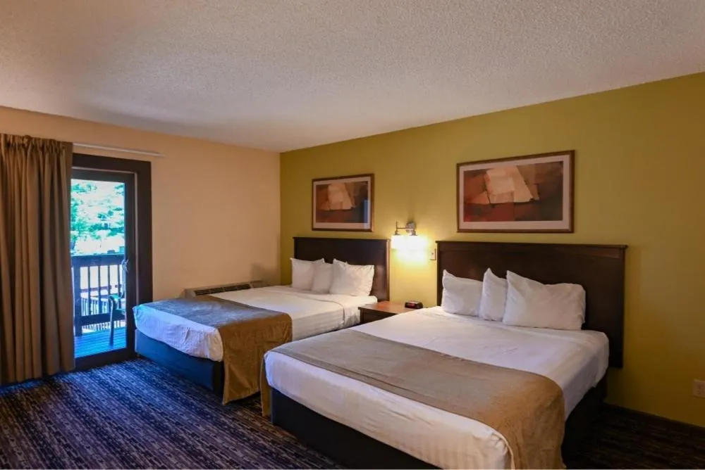 Double Queen Lake VIew w/ Kitchenette in Sunset Bay Resort & Suites