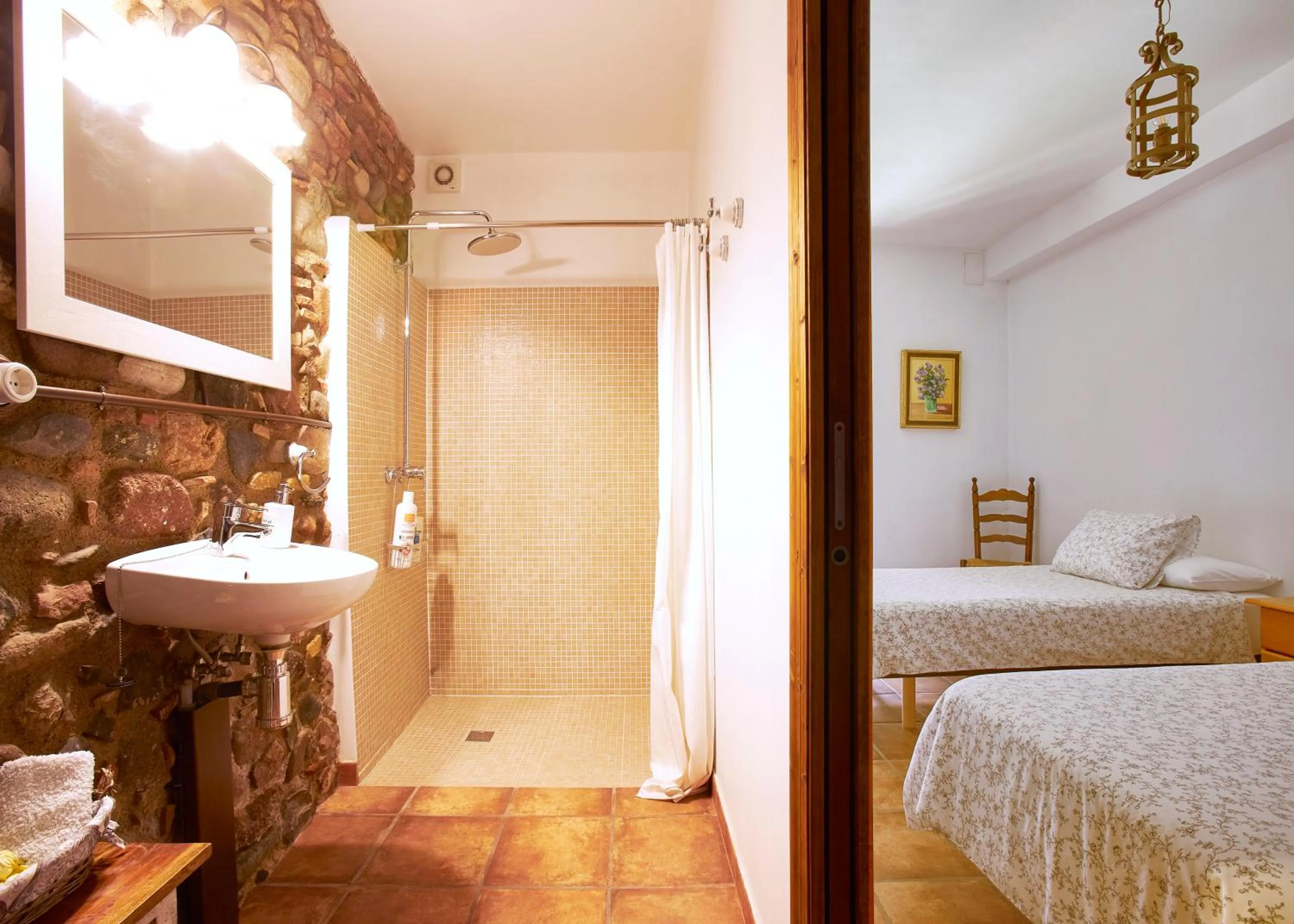 Shower, Bed in Rincón de piedra BCN