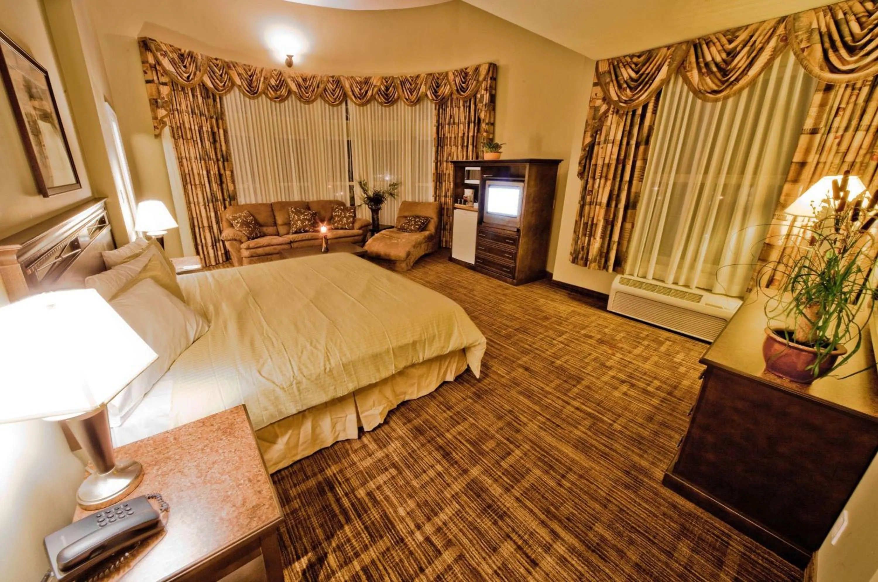 Photo of the whole room, Bed in Days Inn by Wyndham Surrey