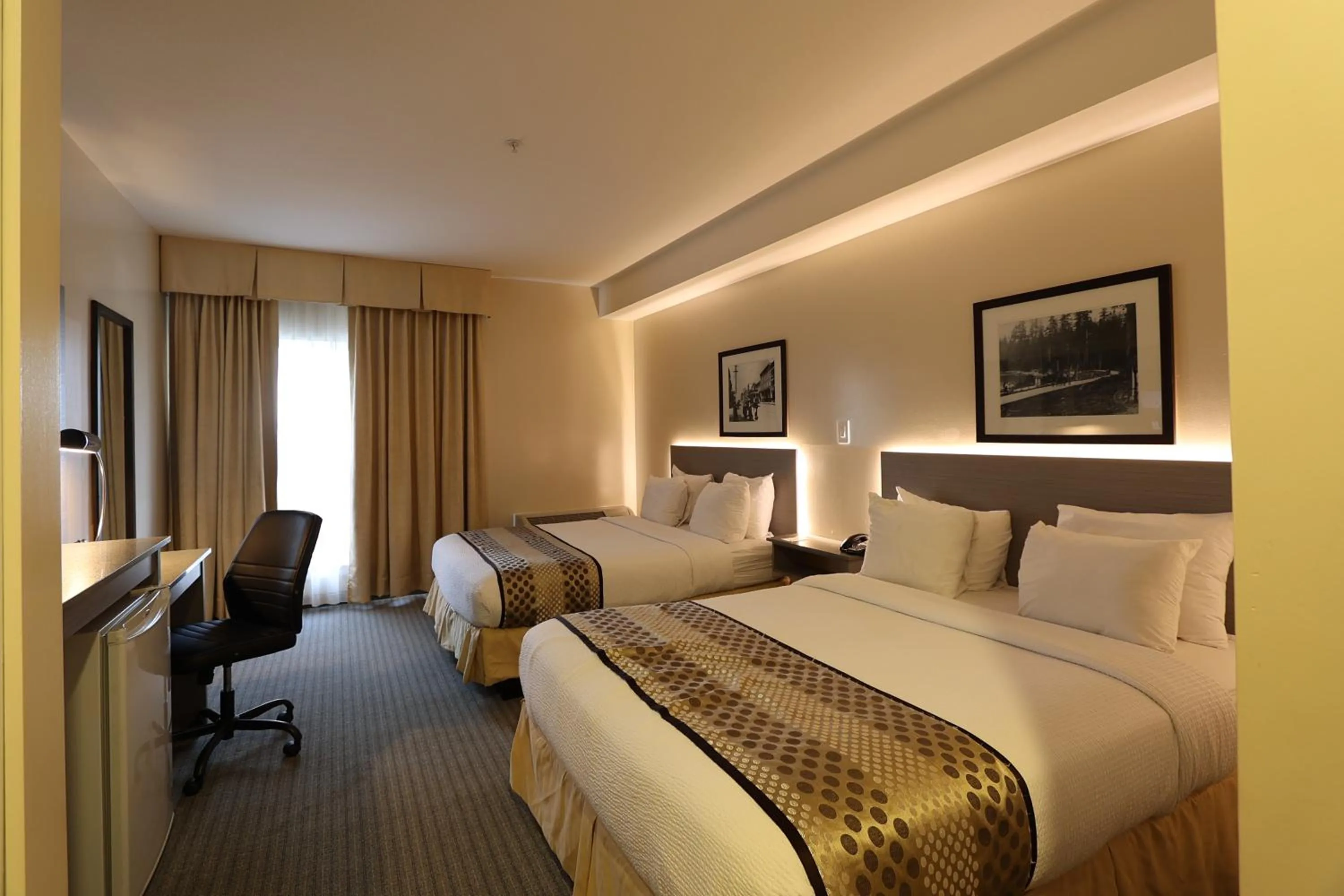 Bedroom, Bed in Days Inn by Wyndham Surrey