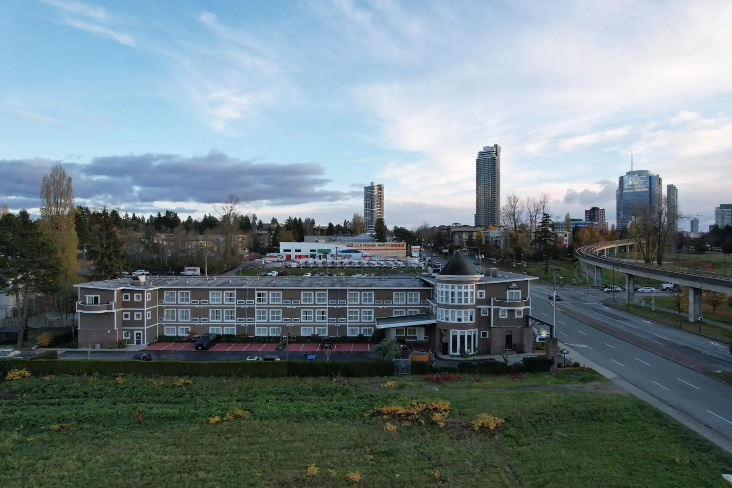 Property building in Days Inn by Wyndham Surrey Property building in Days Inn by Wyndham Surrey