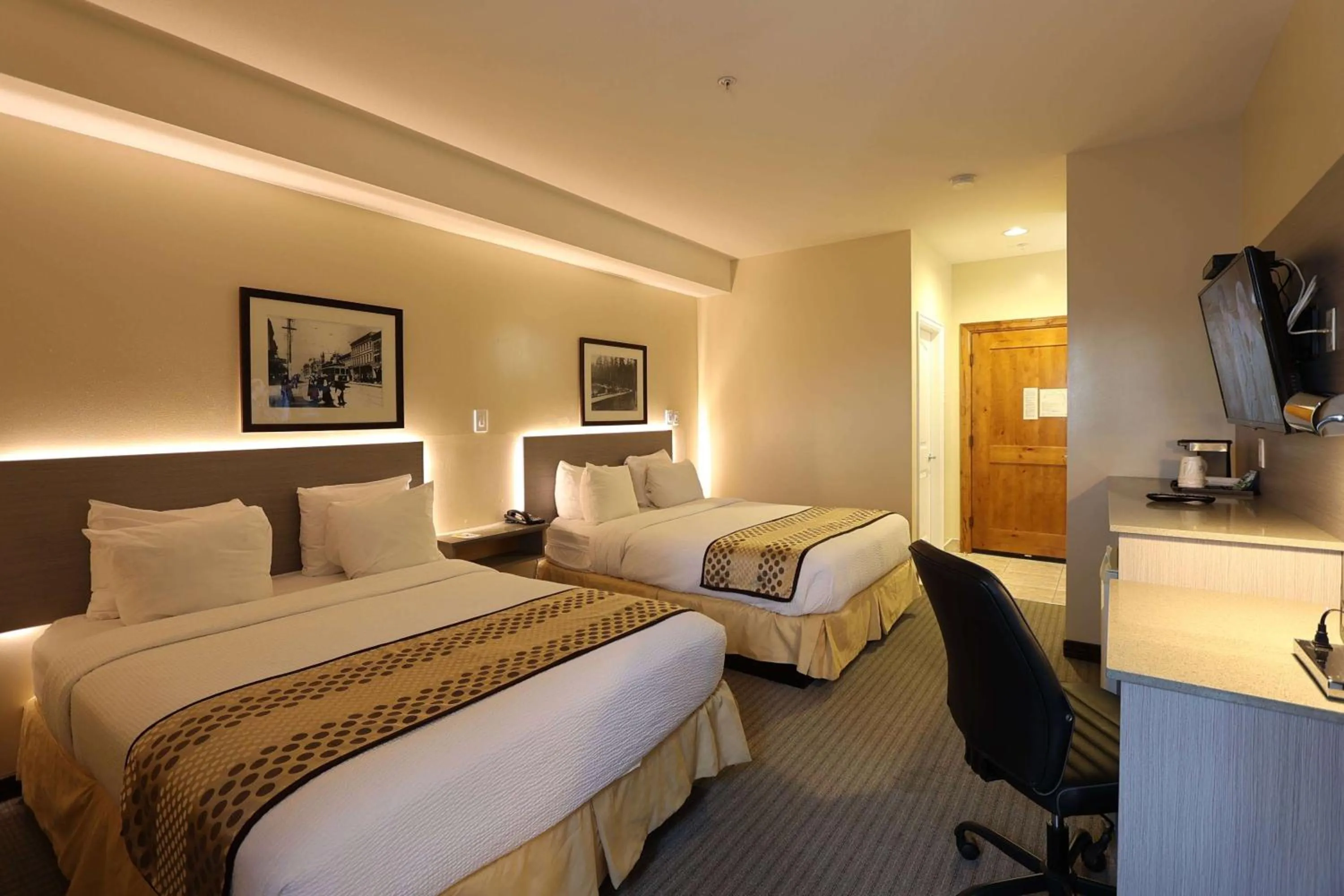 Photo of the whole room, Bed in Days Inn by Wyndham Surrey