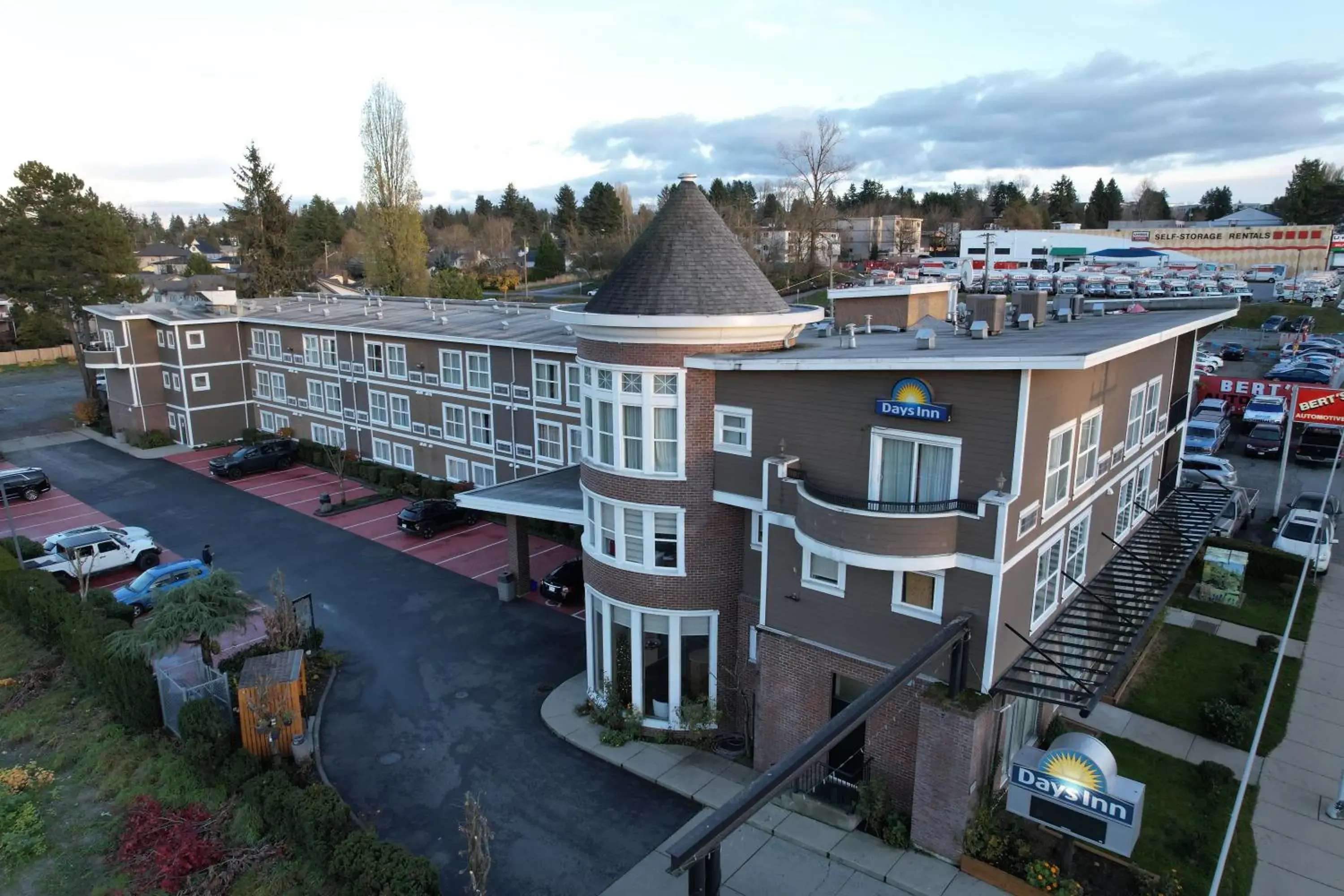 Property building in Days Inn by Wyndham Surrey Property building in Days Inn by Wyndham Surrey