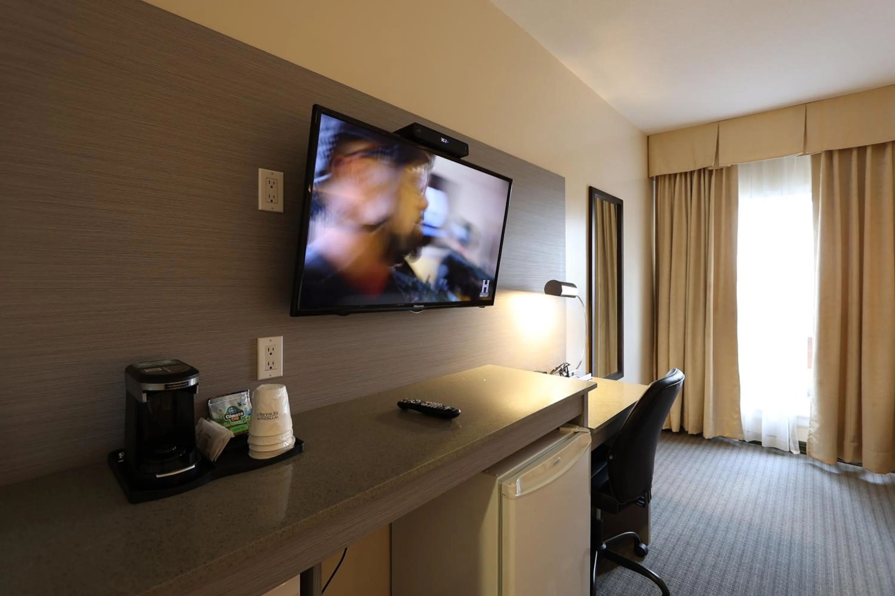 Coffee/tea facilities in Days Inn by Wyndham Surrey