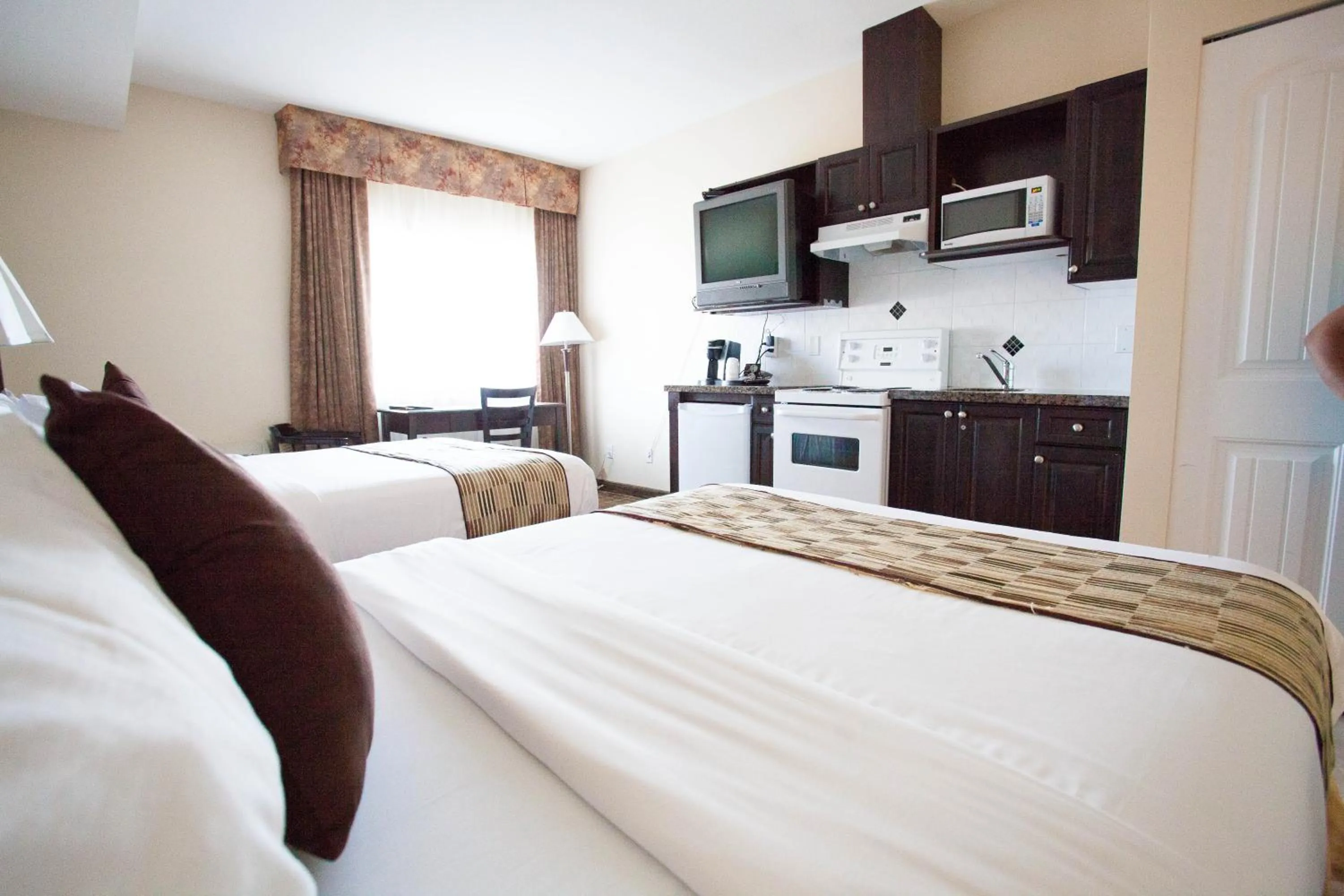 Kitchen or kitchenette, Bed in Days Inn by Wyndham Surrey