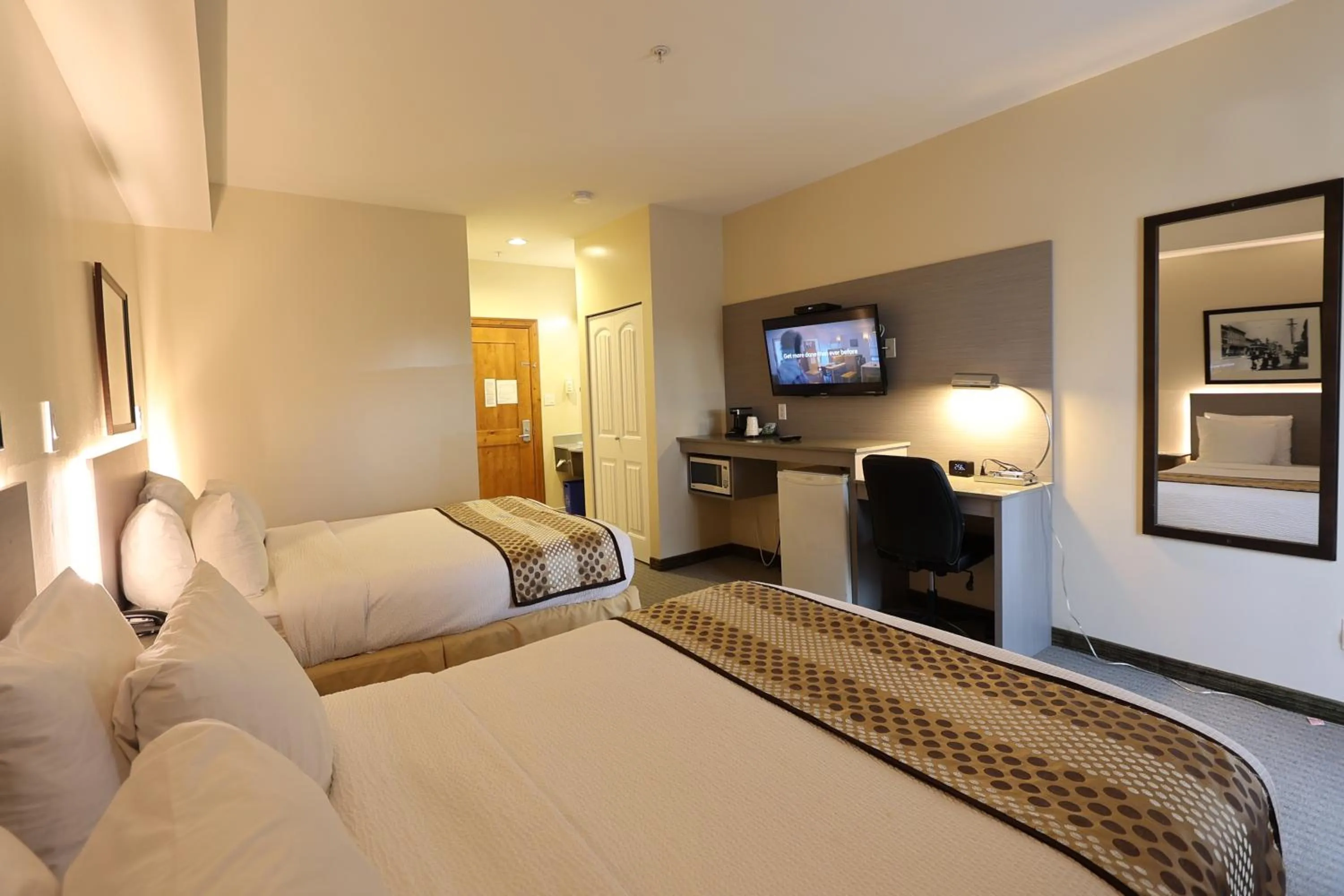 Bedroom, Bed in Days Inn by Wyndham Surrey