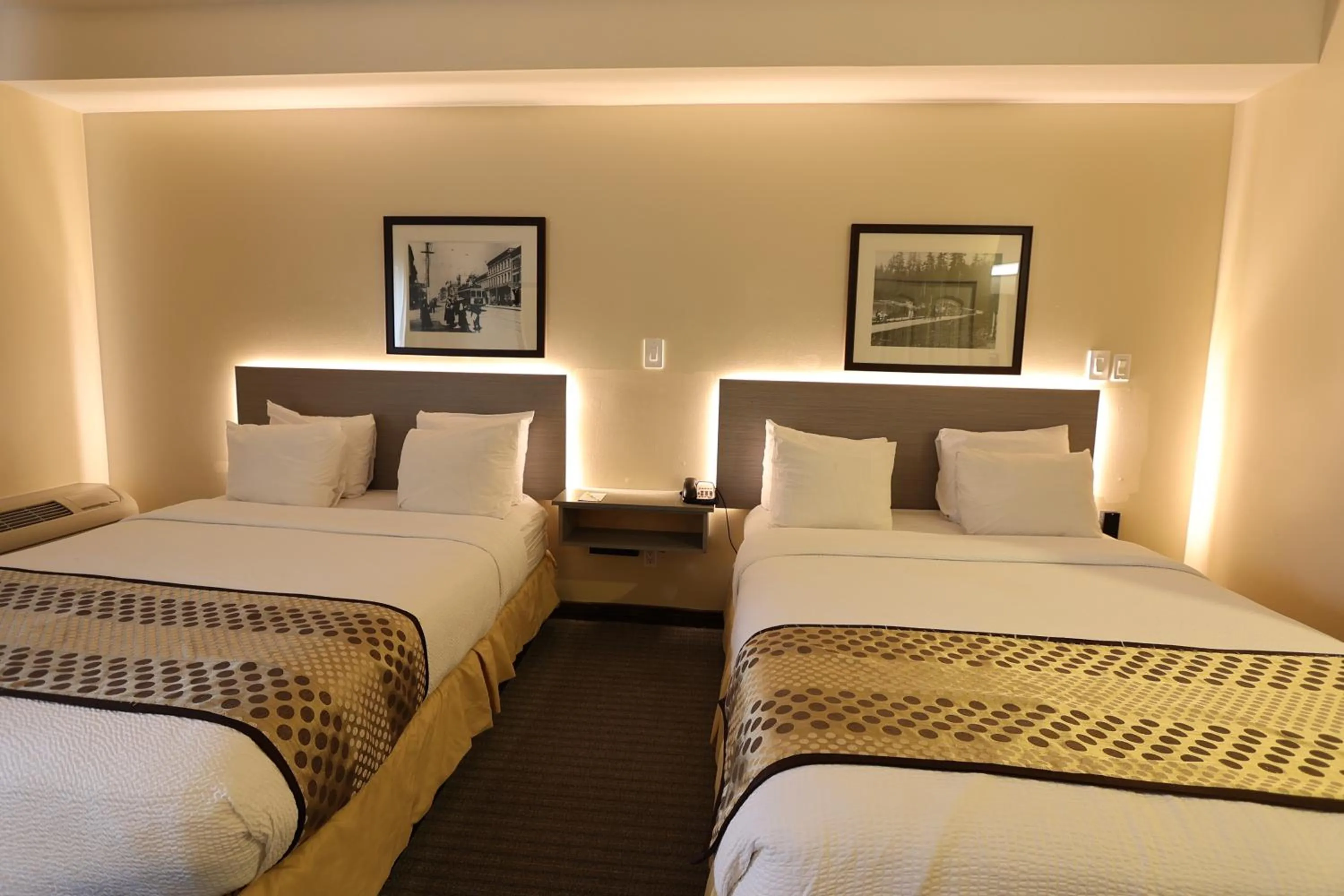 Bedroom, Bed in Days Inn by Wyndham Surrey